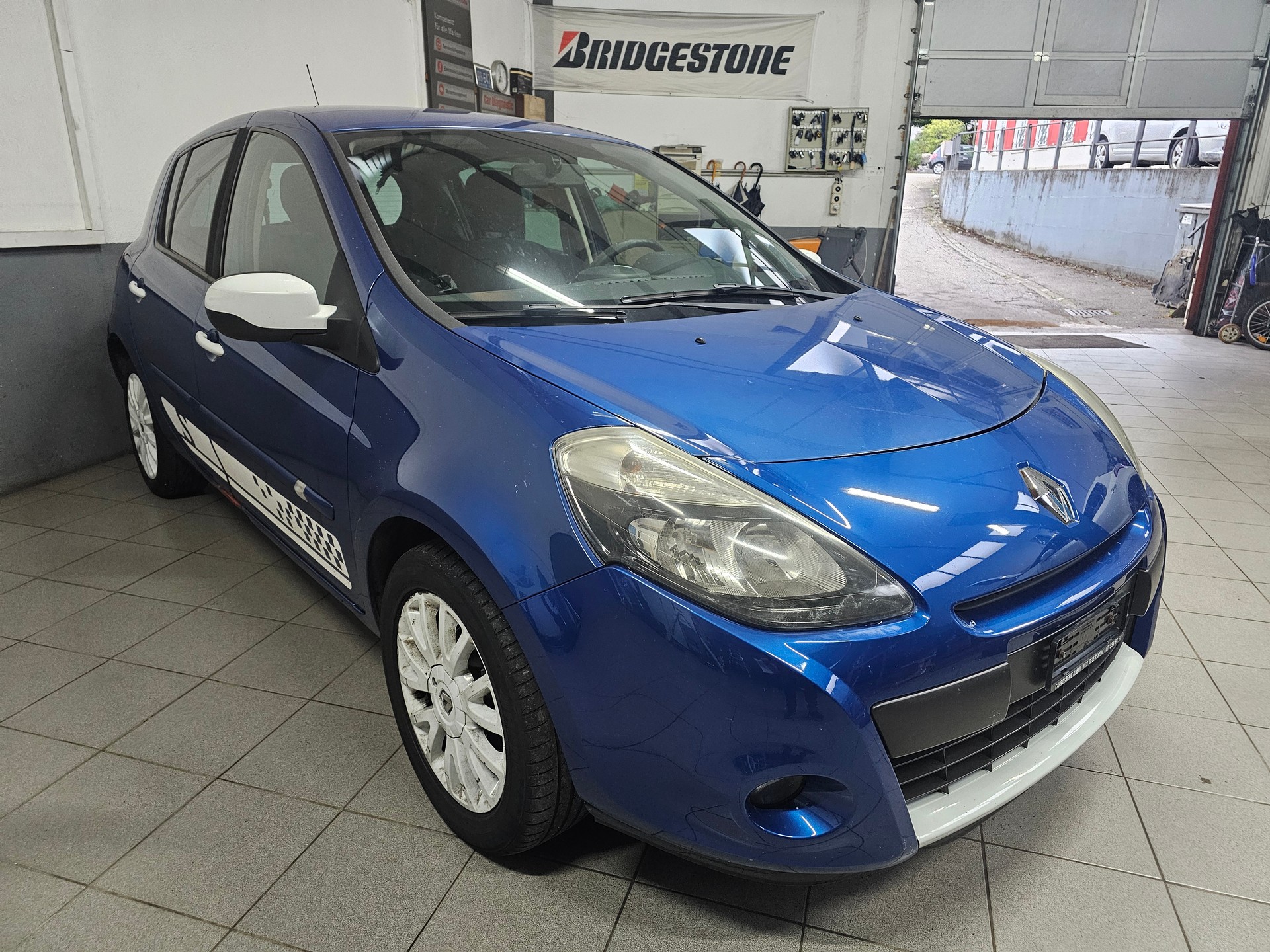 RENAULT Clio 1.2 16V Turbo 20th Edition-image-0