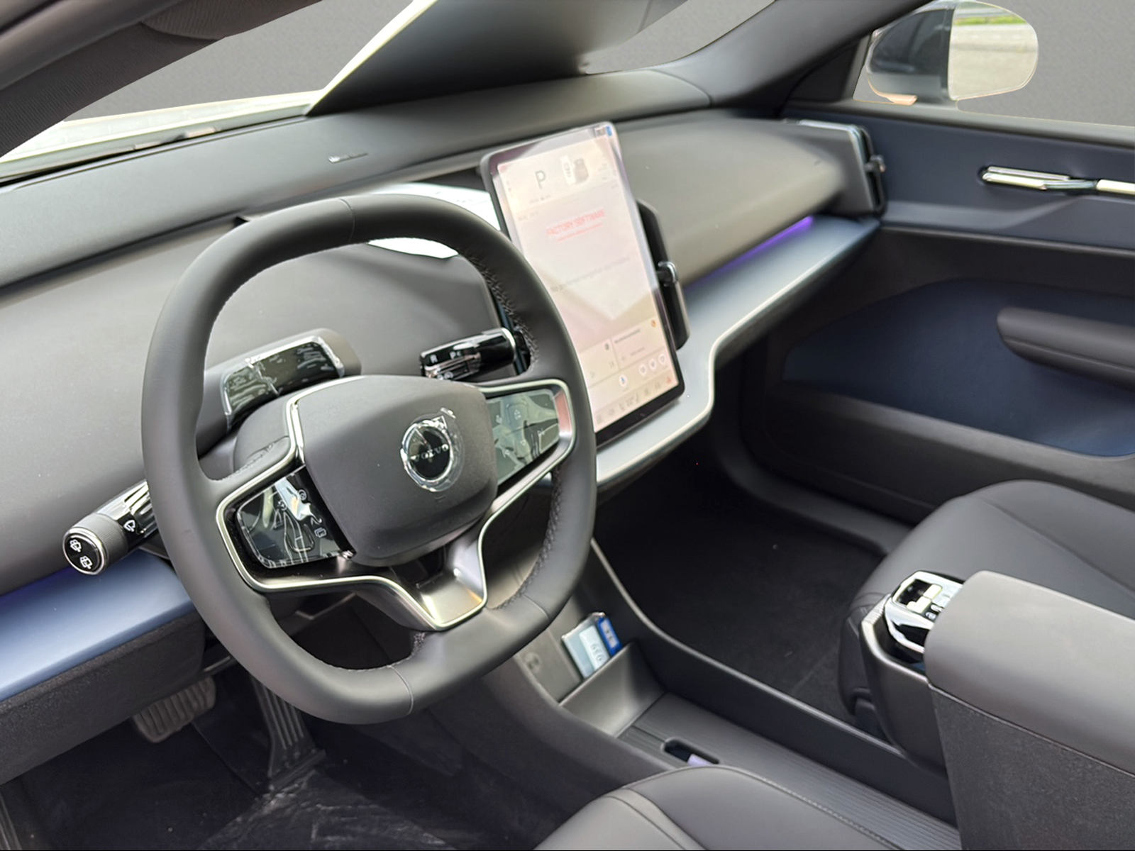 VOLVO EX30 Cross Country P8 69 kWh AWD Ultra-image-10