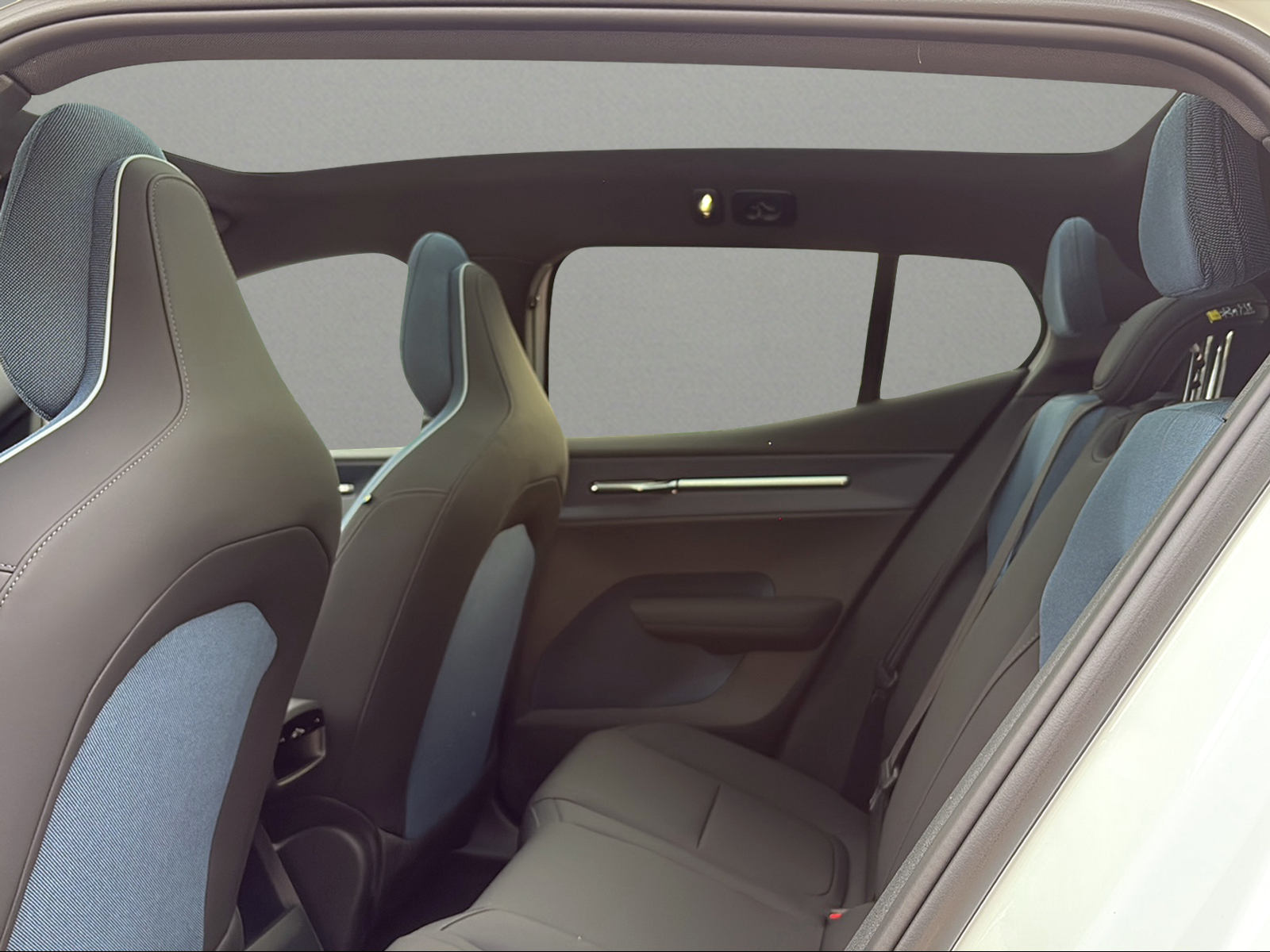 VOLVO EX30 Cross Country P8 69 kWh AWD Ultra-image-5