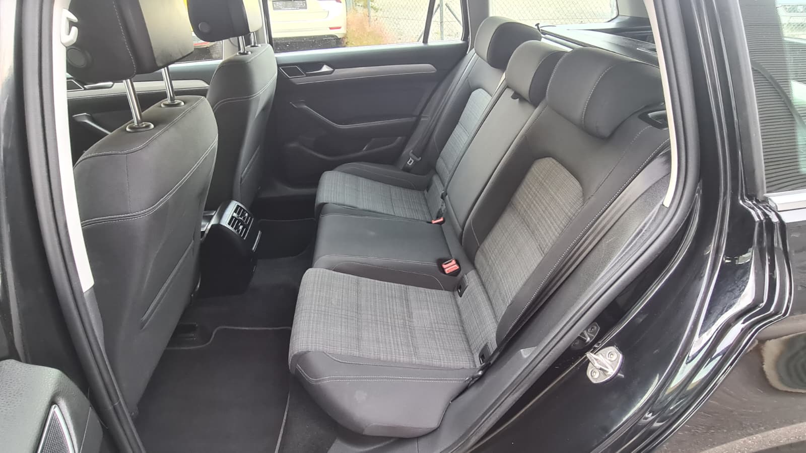 VW Passat 2.0 TDI BMT Business DSG ** Gr-Navi **RF-Kamera ** Sitzheizung ** PDC ** Frisch Ab MFK & Service **-image-18