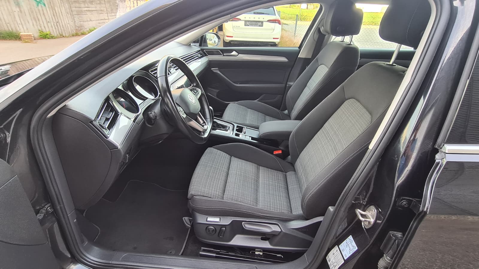 VW Passat 2.0 TDI BMT Business DSG ** Gr-Navi **RF-Kamera ** Sitzheizung ** PDC ** Frisch Ab MFK & Service **-image-17