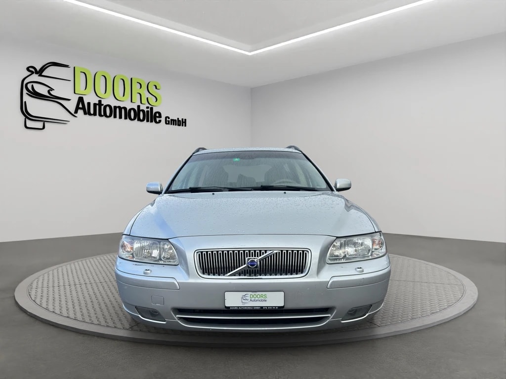 VOLVO V70 D5 Momentum-image-1