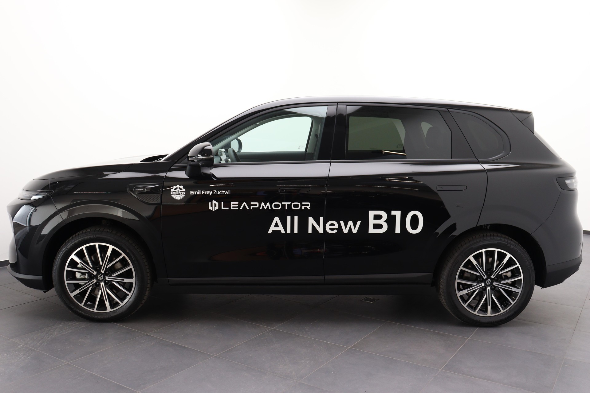 LEAPMOTOR B10 1.5 Hybrid EV-image-1