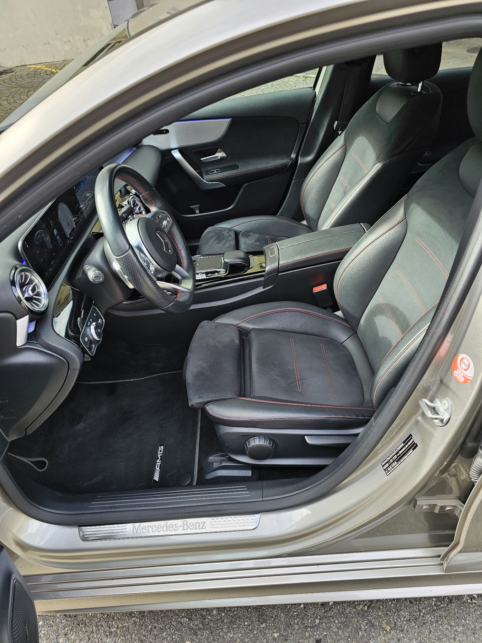 MERCEDES-BENZ A 200 AMG Line 7G-DCT-image-8