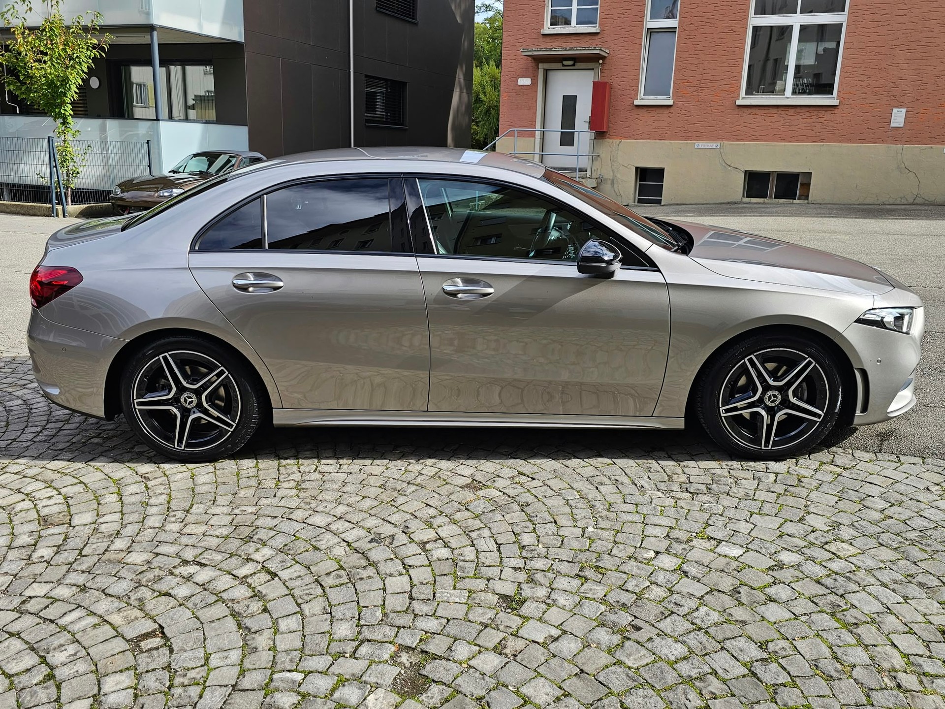MERCEDES-BENZ A 200 AMG Line 7G-DCT-image-5