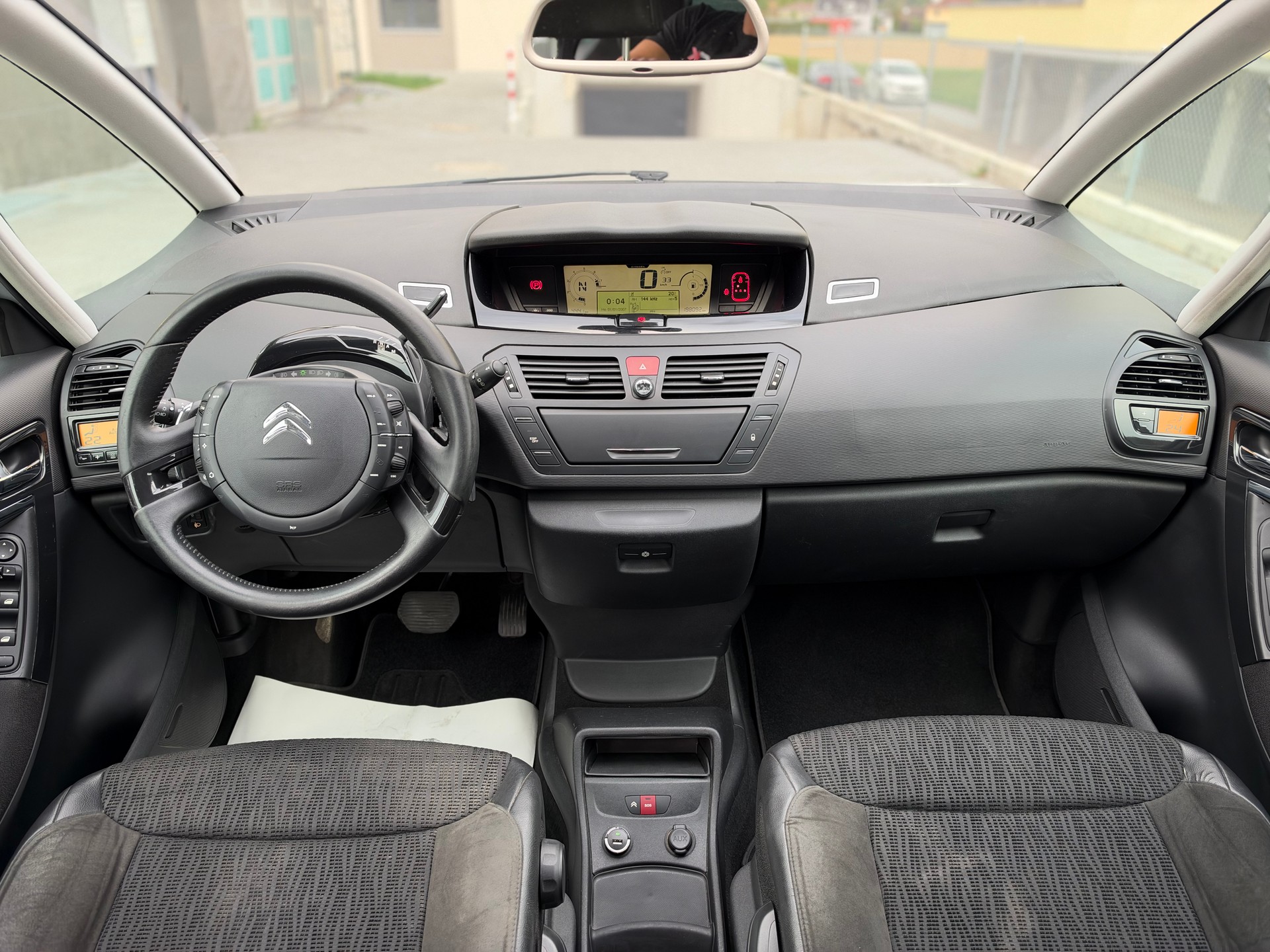 CITROEN C4 Picasso 1.6i 16V THP Séduction EGS6-image-9