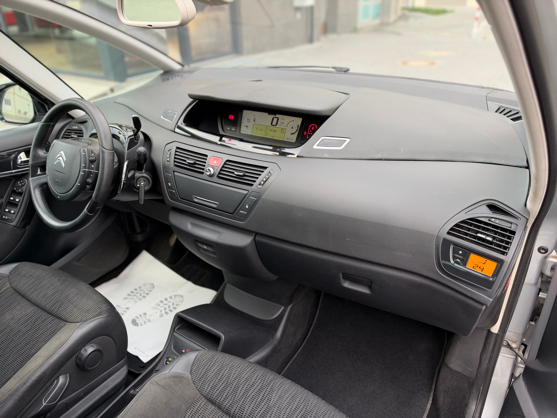 CITROEN C4 Picasso 1.6i 16V THP Séduction EGS6-image-11