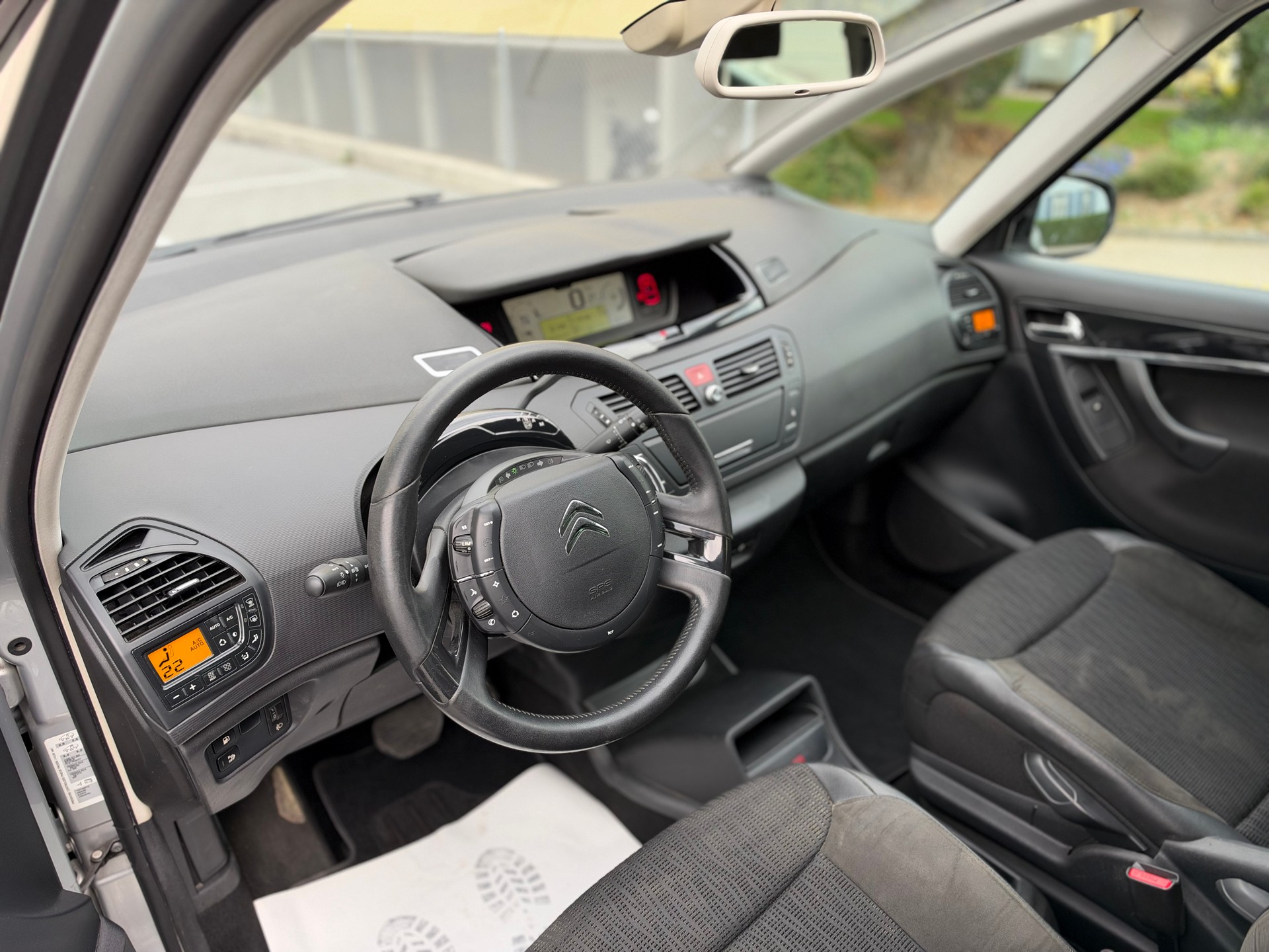 CITROEN C4 Picasso 1.6i 16V THP Séduction EGS6-image-8