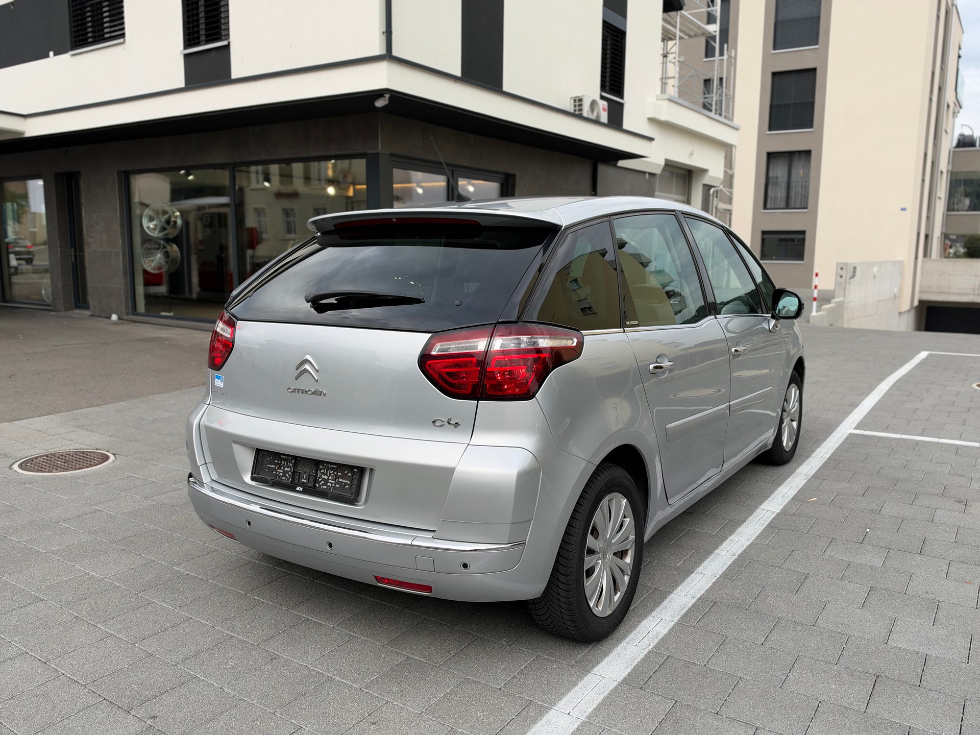 CITROEN C4 Picasso 1.6i 16V THP Séduction EGS6-image-4