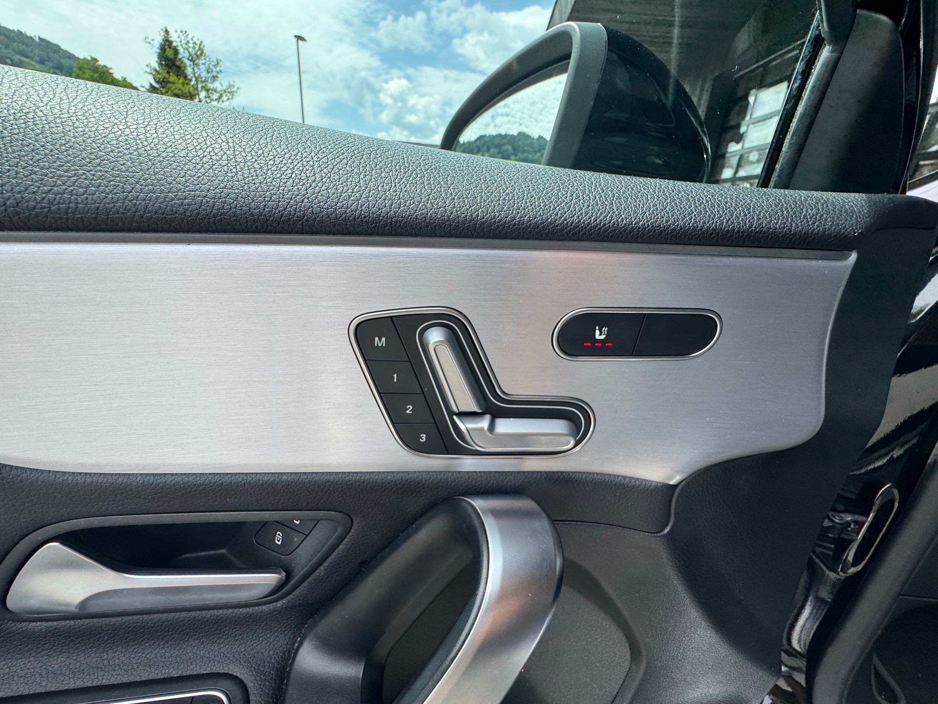 MERCEDES-BENZ A 180 AMG Line*Keyless Go*8-fach bereift*Panoramadach*-image-16