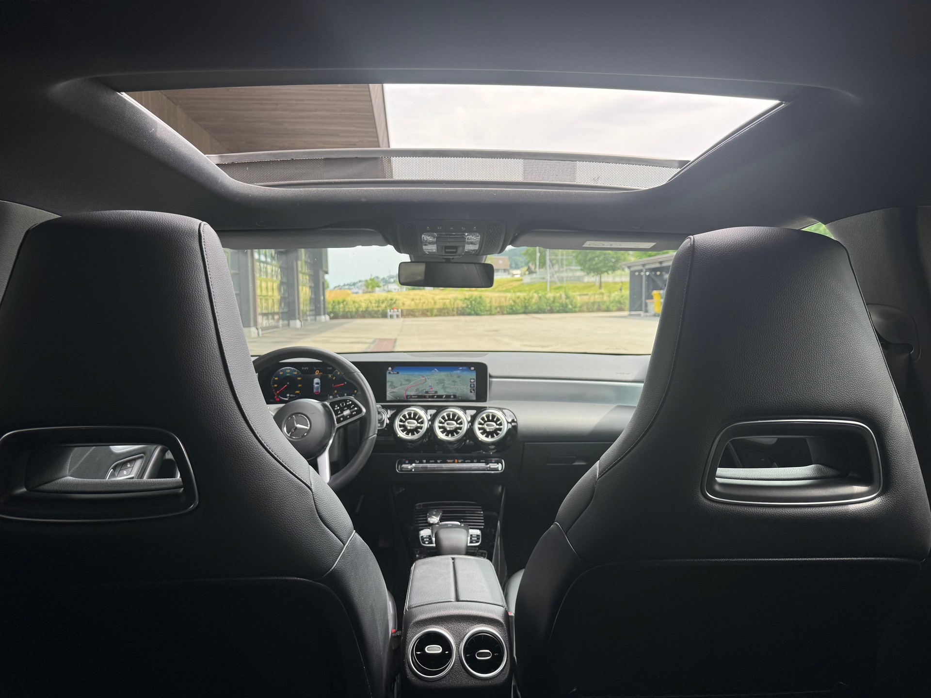MERCEDES-BENZ A 180 AMG Line*Keyless Go*8-fach bereift*Panoramadach*-image-9