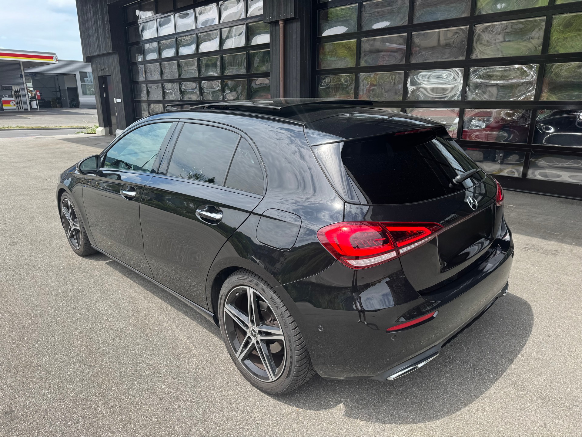 MERCEDES-BENZ A 180 AMG Line*Keyless Go*8-fach bereift*Panoramadach*-image-7