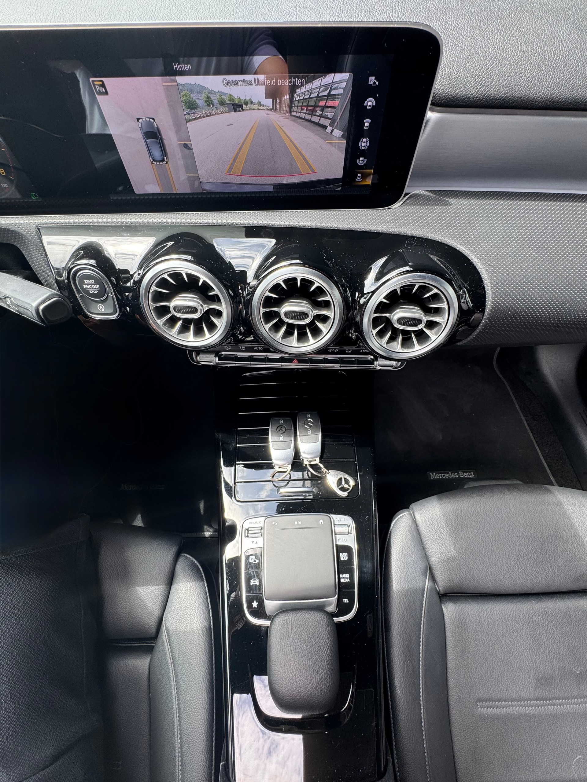 MERCEDES-BENZ A 180 AMG Line*Keyless Go*8-fach bereift*Panoramadach*-image-14