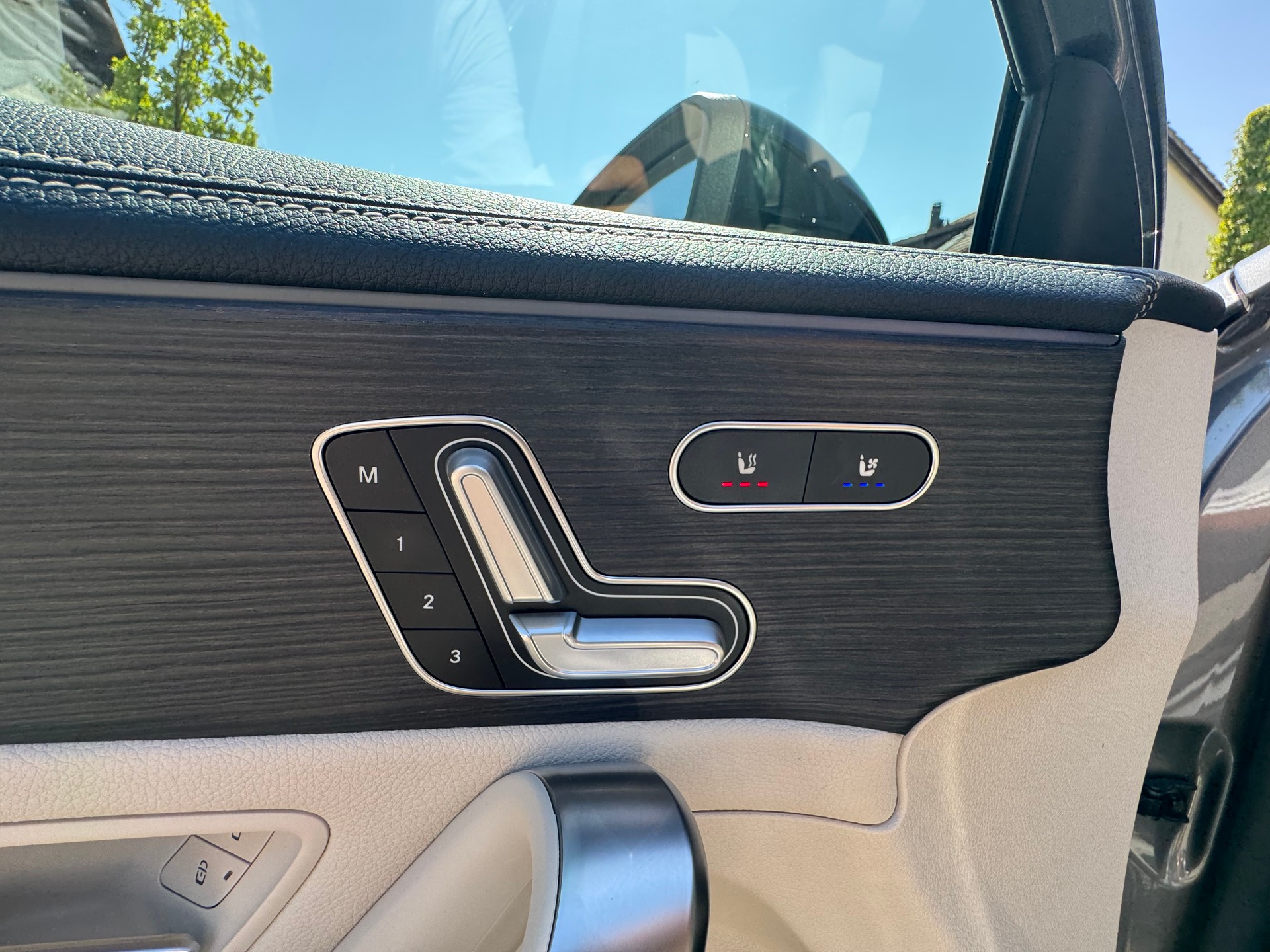 MERCEDES-BENZ A250 AMG*AHK*Sitzheizung&Kühlung*360Kamera*Keyless Go*8-fach bereift*Panoramadach*218PS*-image-8