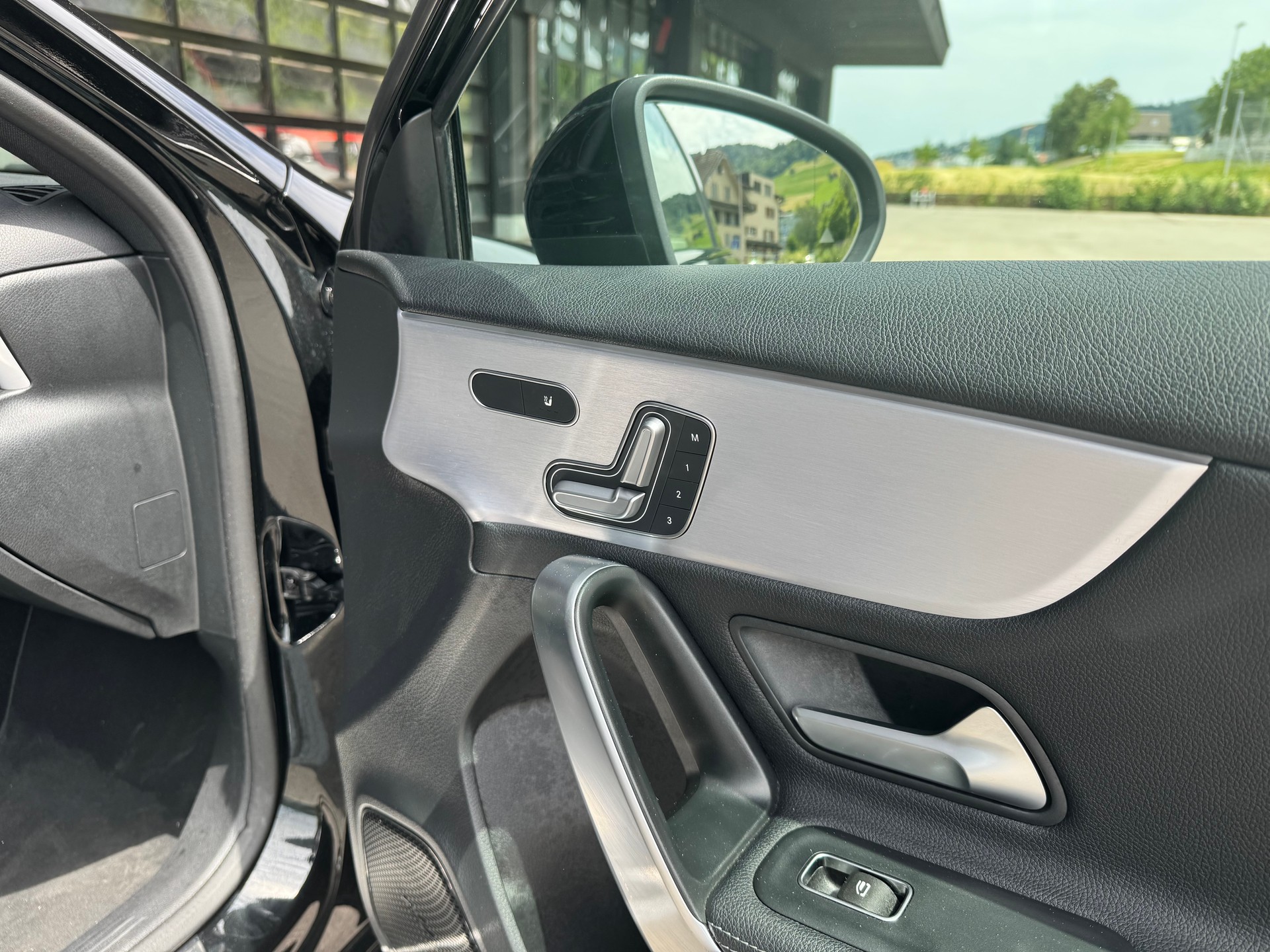 MERCEDES-BENZ A 180 AMG Line*Keyless Go*8-fach bereift*Panoramadach*-image-12