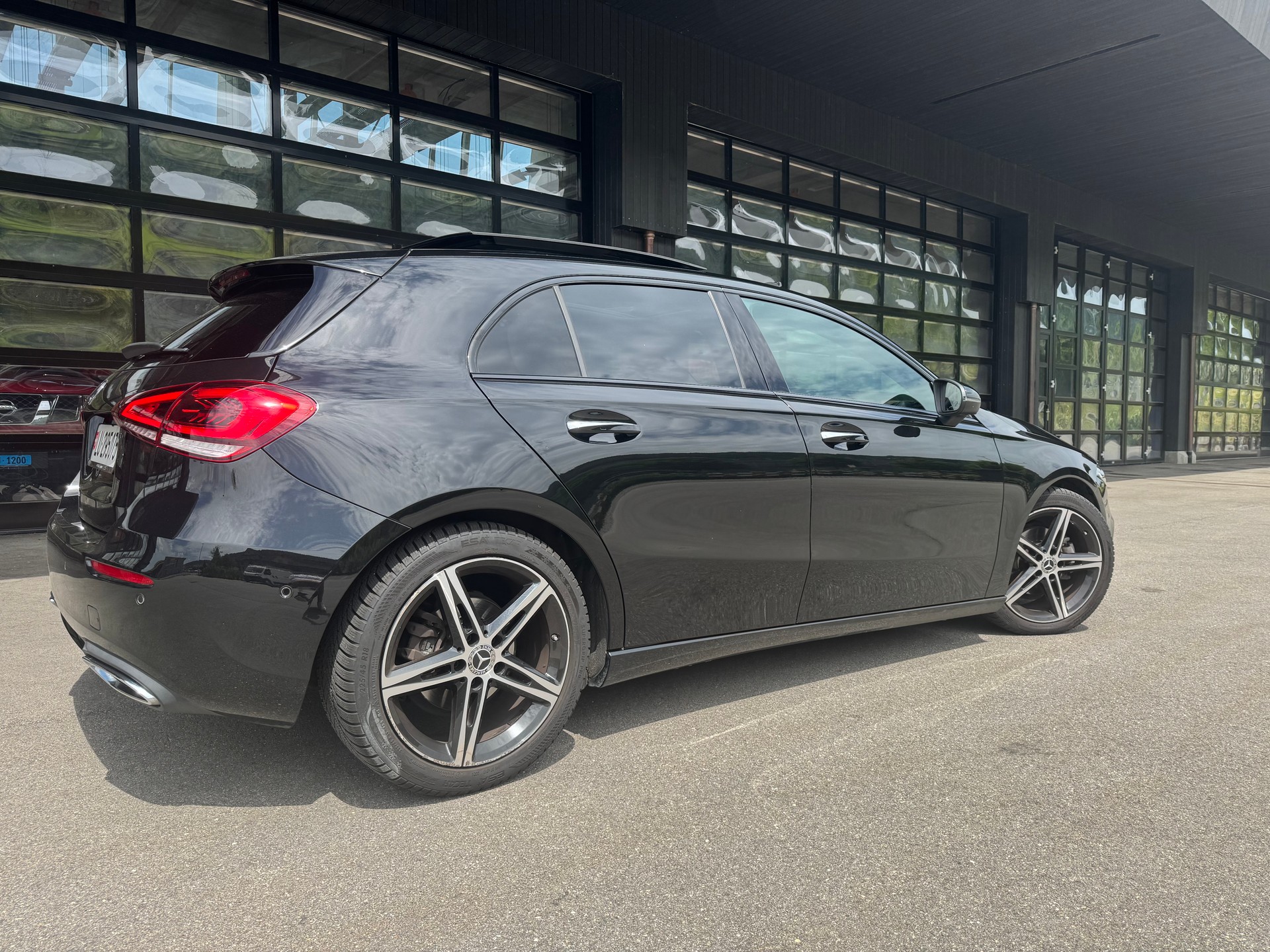 MERCEDES-BENZ A 180 AMG Line*Keyless Go*8-fach bereift*Panoramadach*-image-2