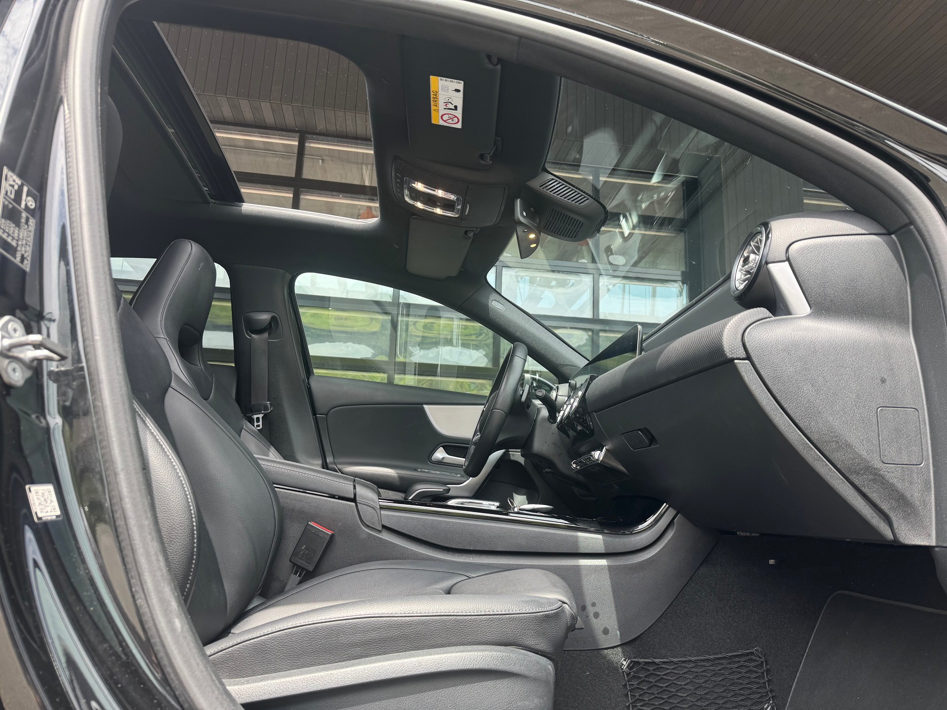 MERCEDES-BENZ A 180 AMG Line*Keyless Go*8-fach bereift*Panoramadach*-image-10