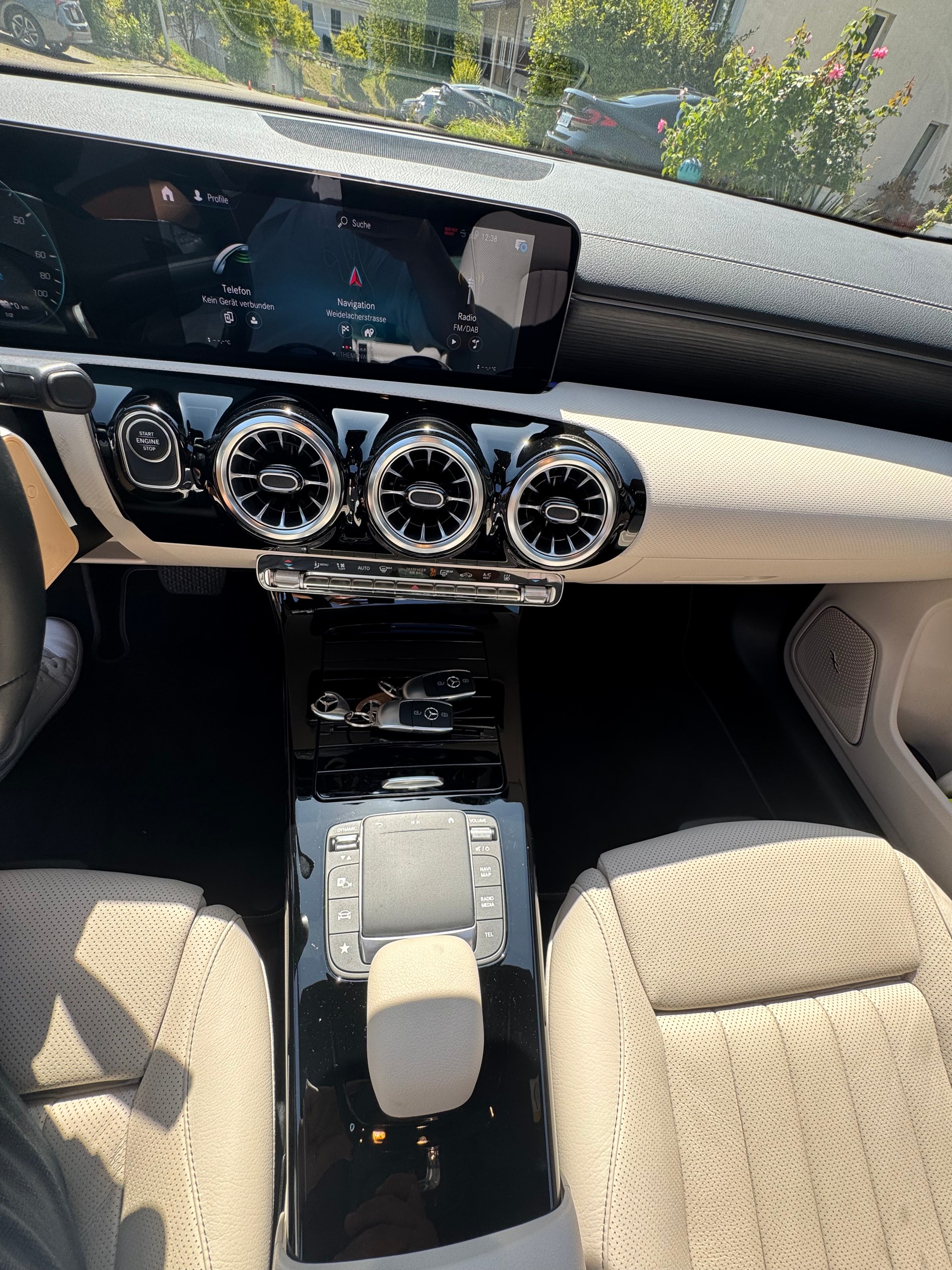 MERCEDES-BENZ A250 AMG*AHK*Sitzheizung&Kühlung*360Kamera*Keyless Go*8-fach bereift*Panoramadach*218PS*-image-16