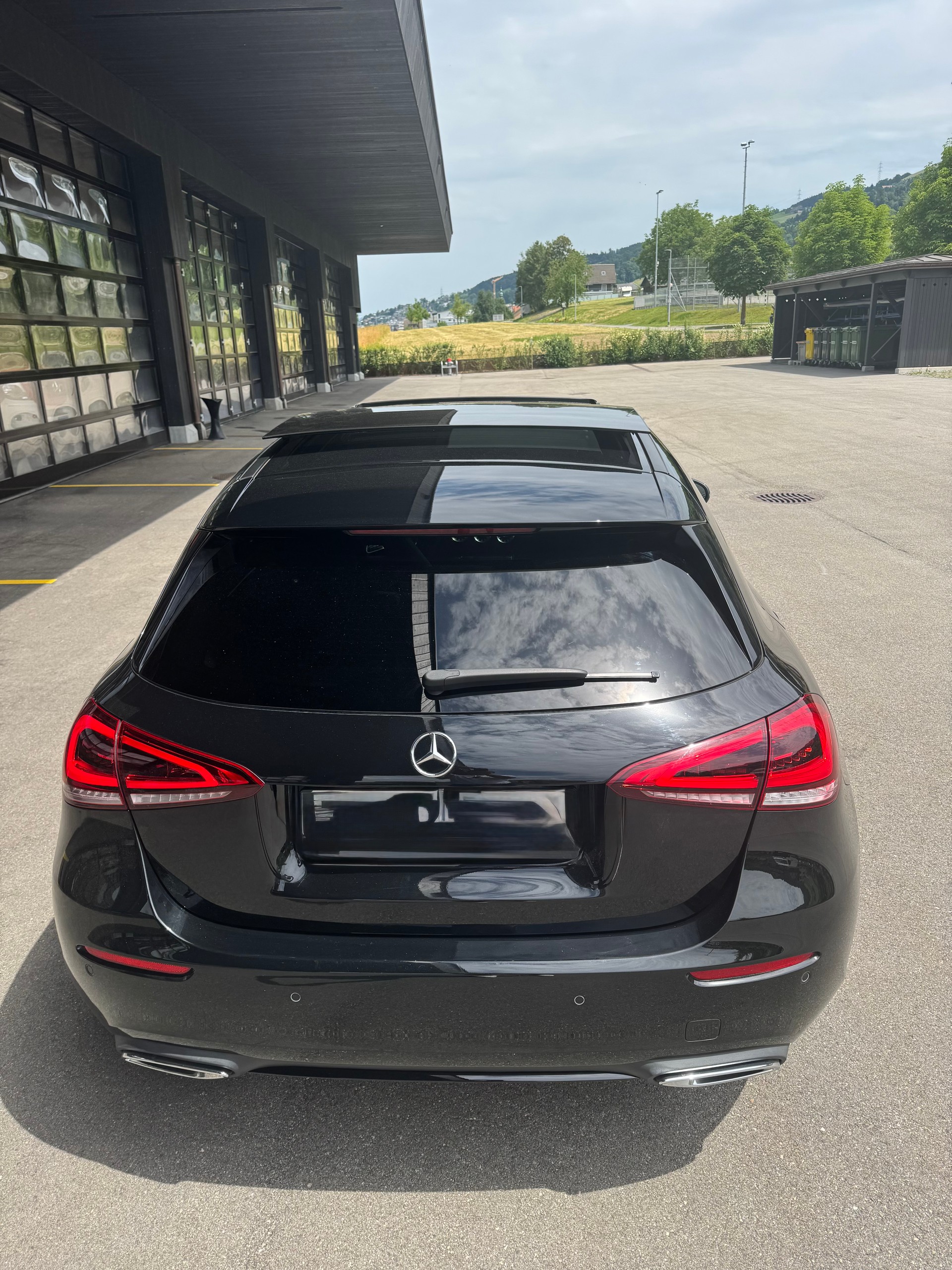 MERCEDES-BENZ A 180 AMG Line*Keyless Go*8-fach bereift*Panoramadach*-image-3