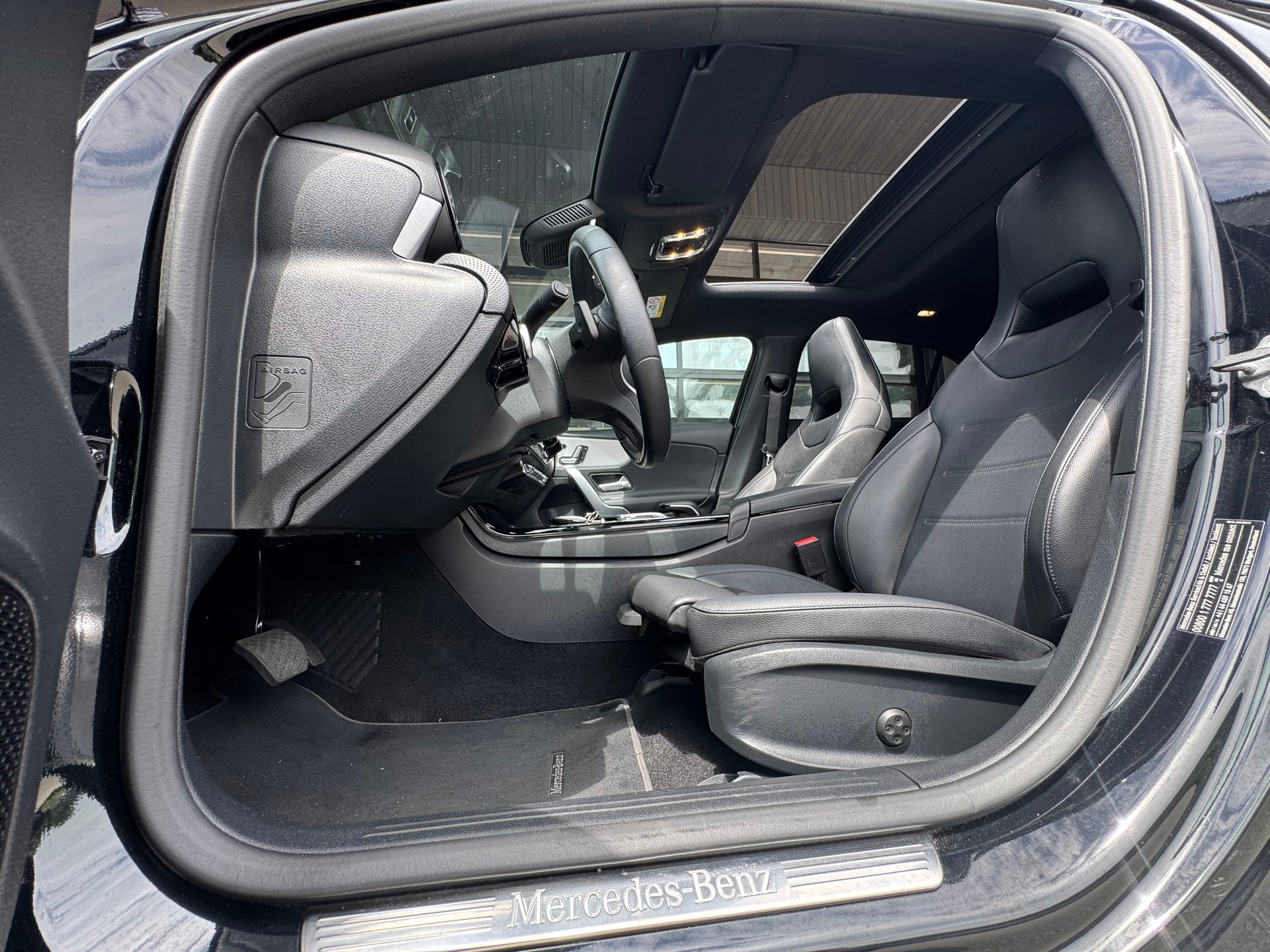 MERCEDES-BENZ A 180 AMG Line*Keyless Go*8-fach bereift*Panoramadach*-image-15