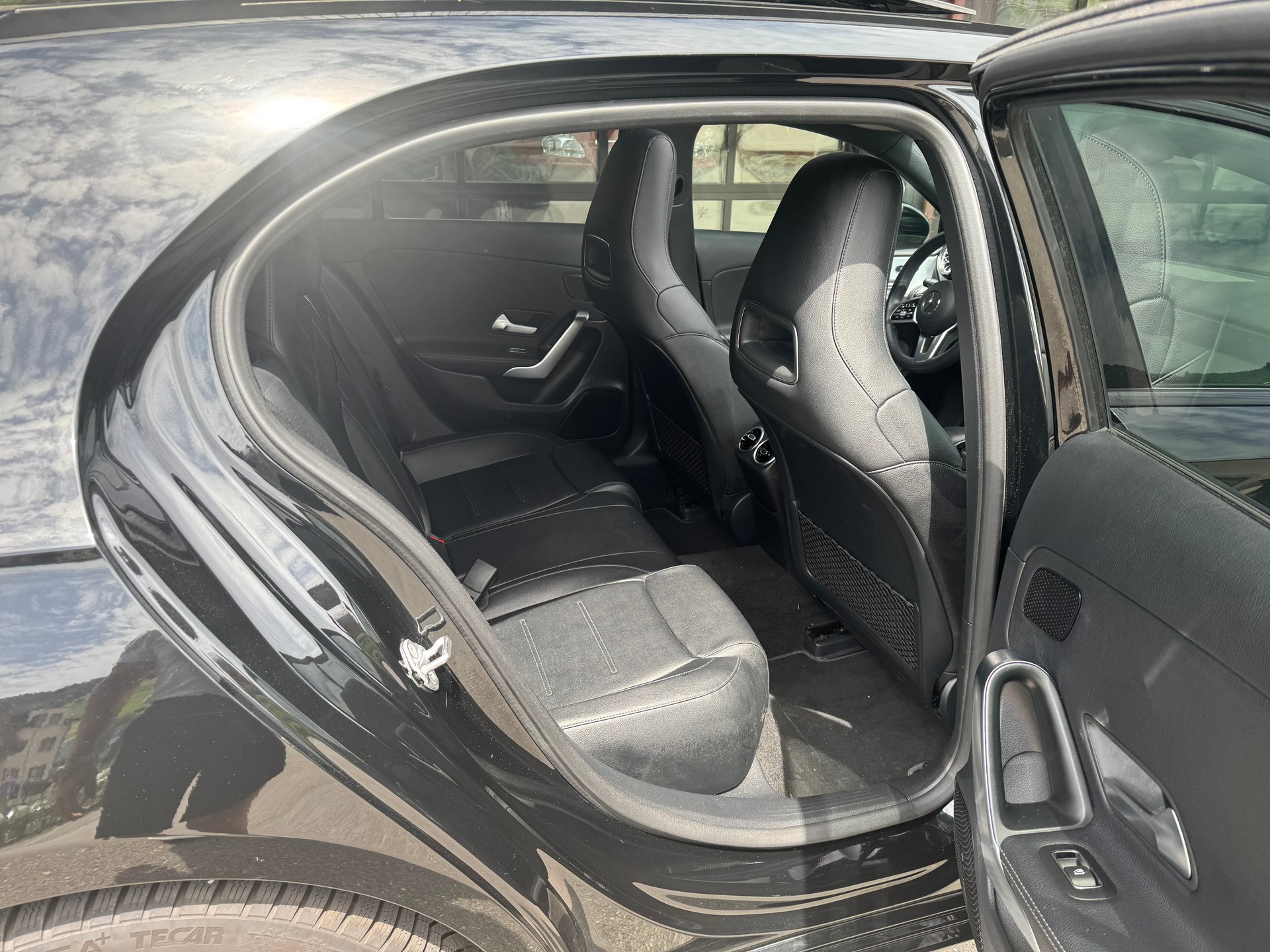 MERCEDES-BENZ A 180 AMG Line*Keyless Go*8-fach bereift*Panoramadach*-image-11