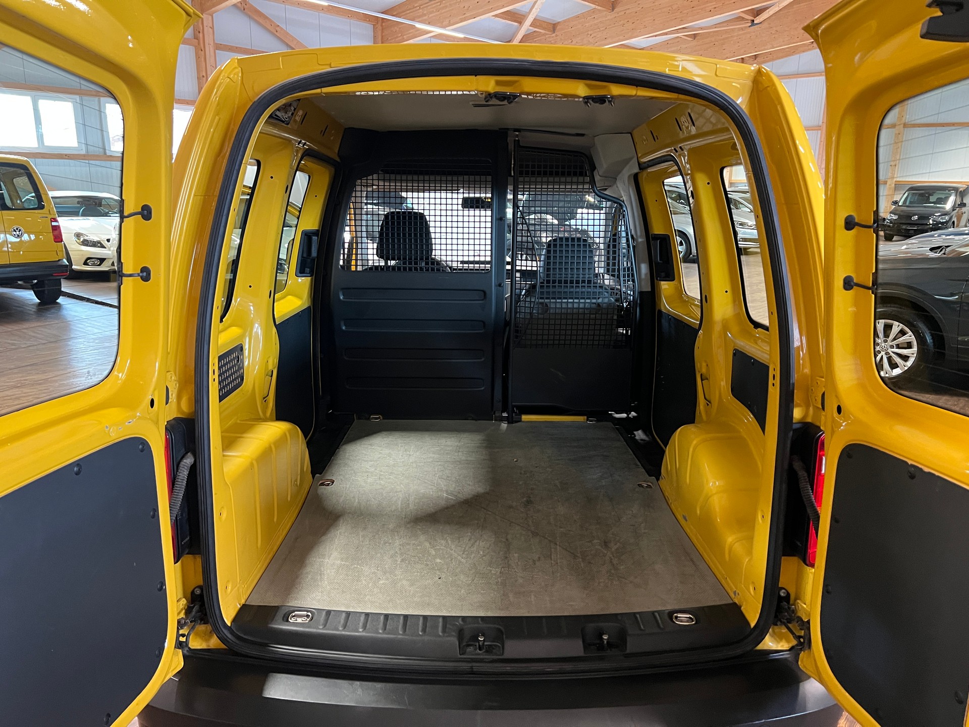 VW Caddy 2.0TDI BlueMotion Technology-image-14