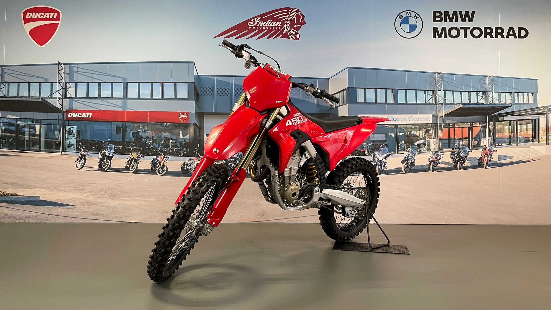 DUCATI DESMO-showroom-element-2