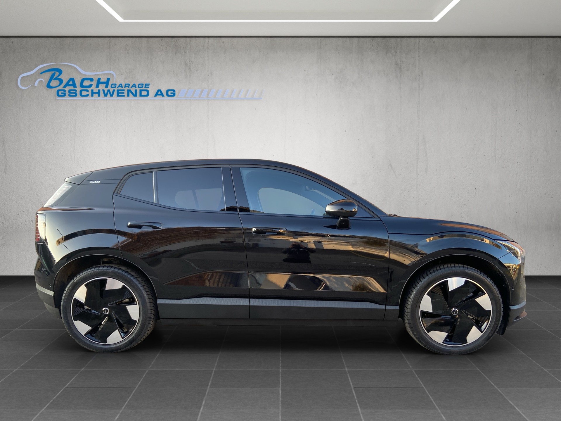 VOLVO EX30 E60 69kWh Twin Ultra-image-2