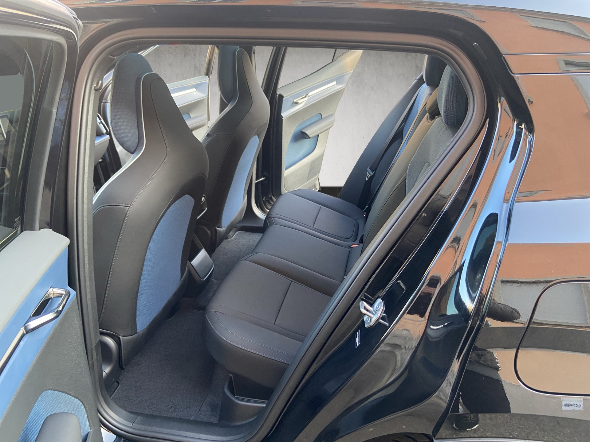 VOLVO EX30 E60 69kWh Twin Ultra-image-8