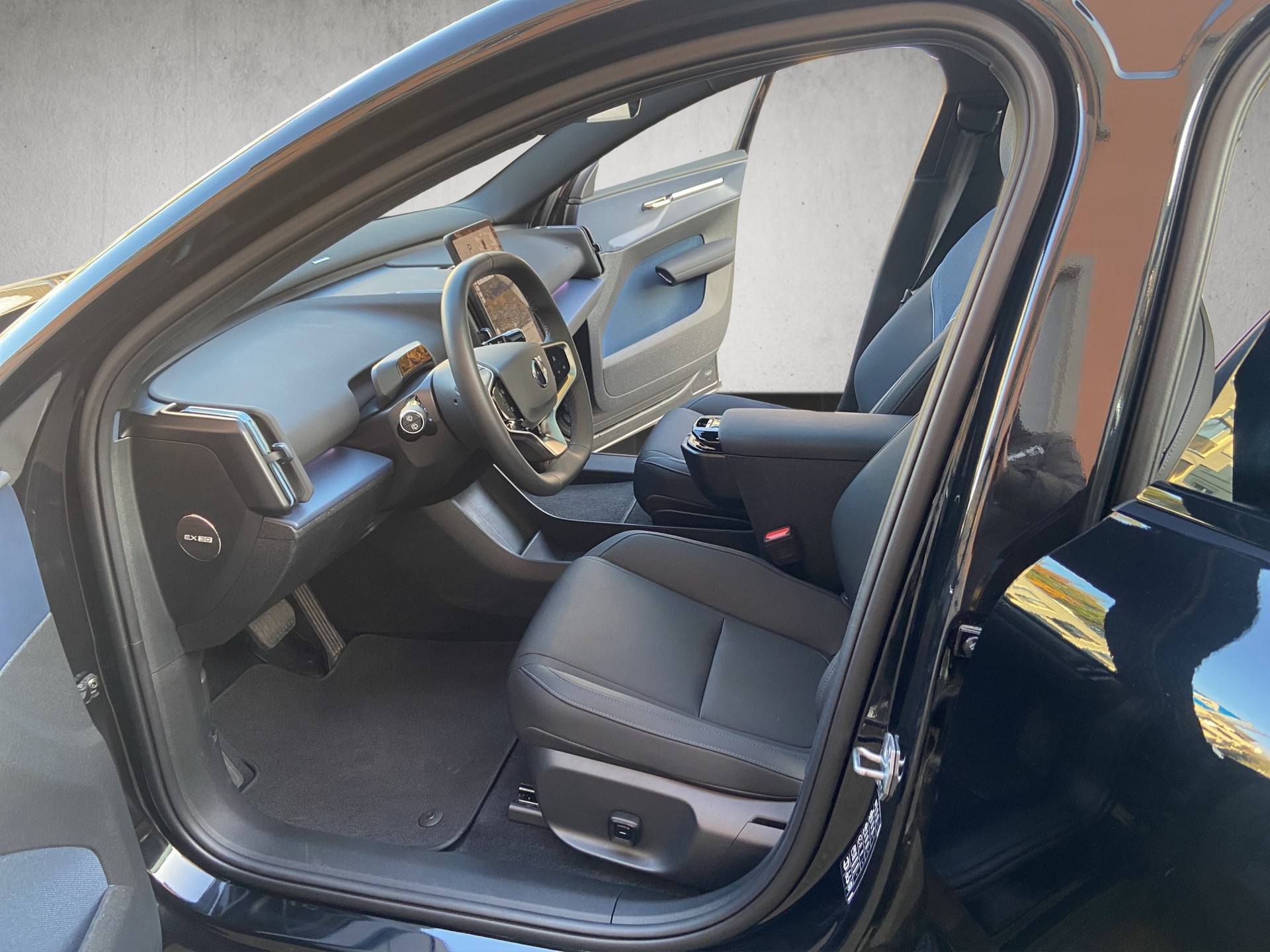 VOLVO EX30 E60 69kWh Twin Ultra-image-7