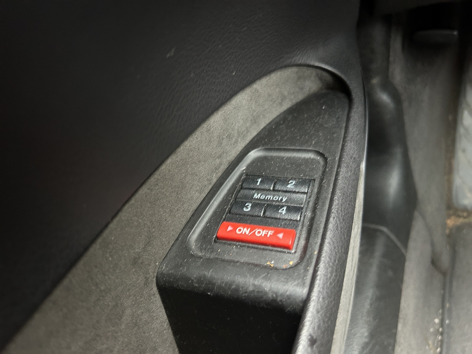 AUDI S8 4.2 quattro-image-16