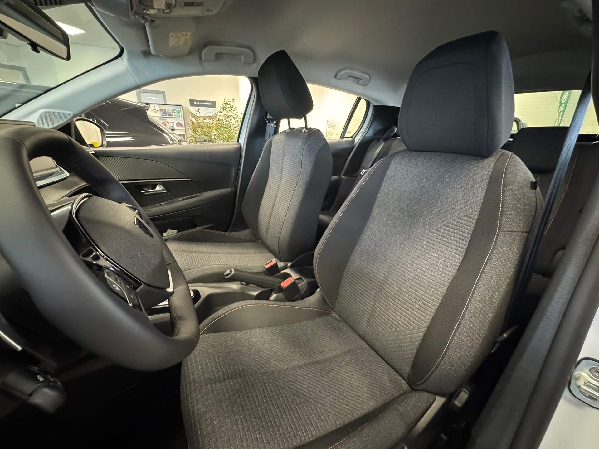 PEUGEOT 208 1.2 MHEV 110 Style-image-5