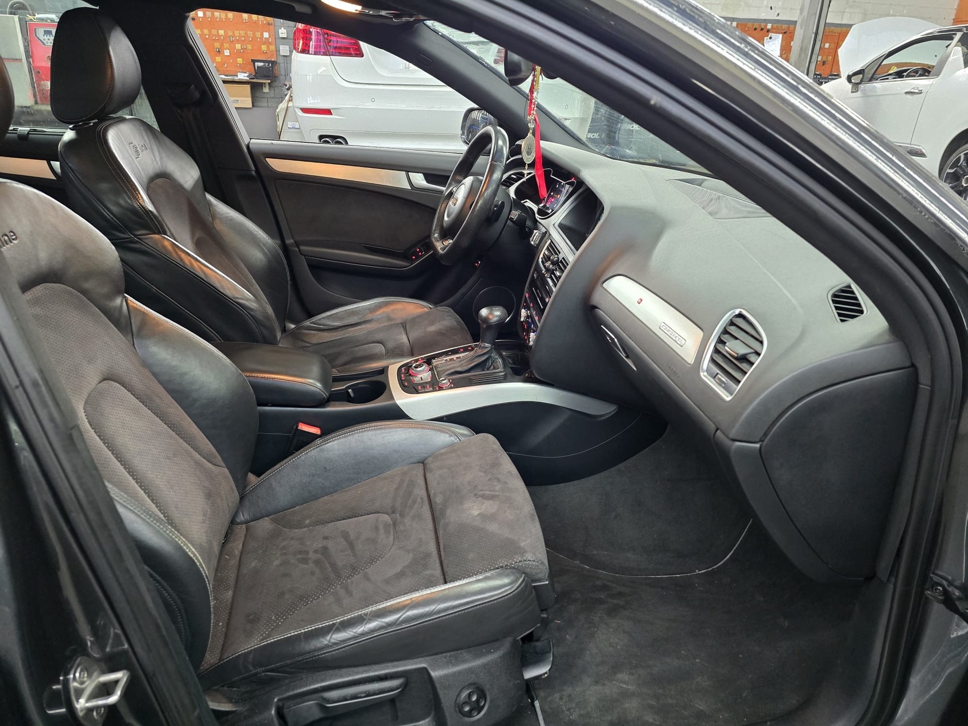 AUDI A4 Avant 2.0 TDI quattro S-tronic-image-13