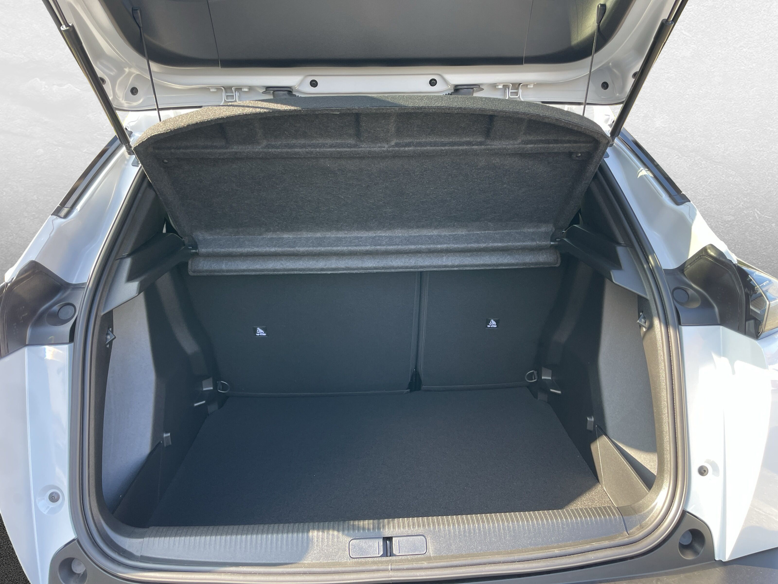 PEUGEOT 2008 1.2 Hybrid Allure Premium-image-5