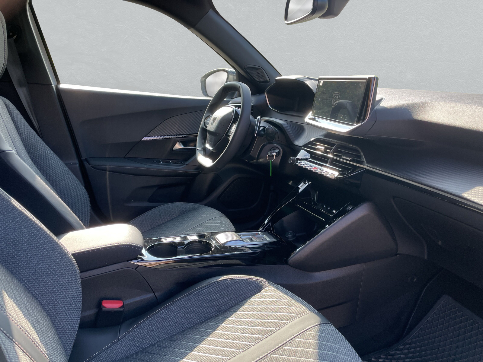 PEUGEOT 2008 1.2 Hybrid Allure Premium-image-8