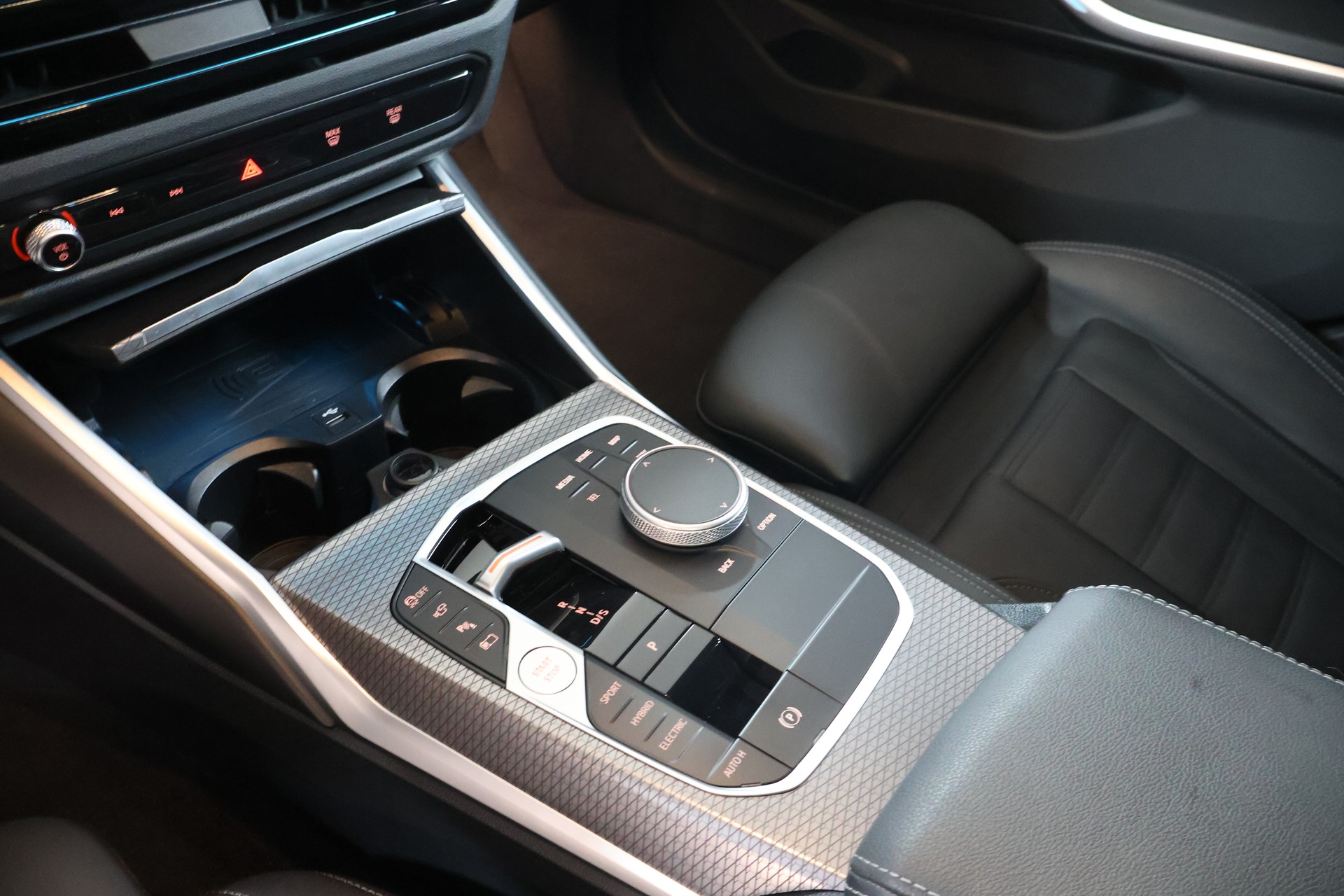 BMW 330e x DriveTouring Steptronic M Sport-image-12