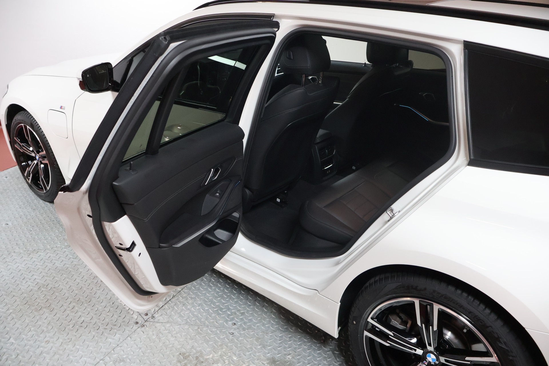 BMW 330e x DriveTouring Steptronic M Sport-image-17
