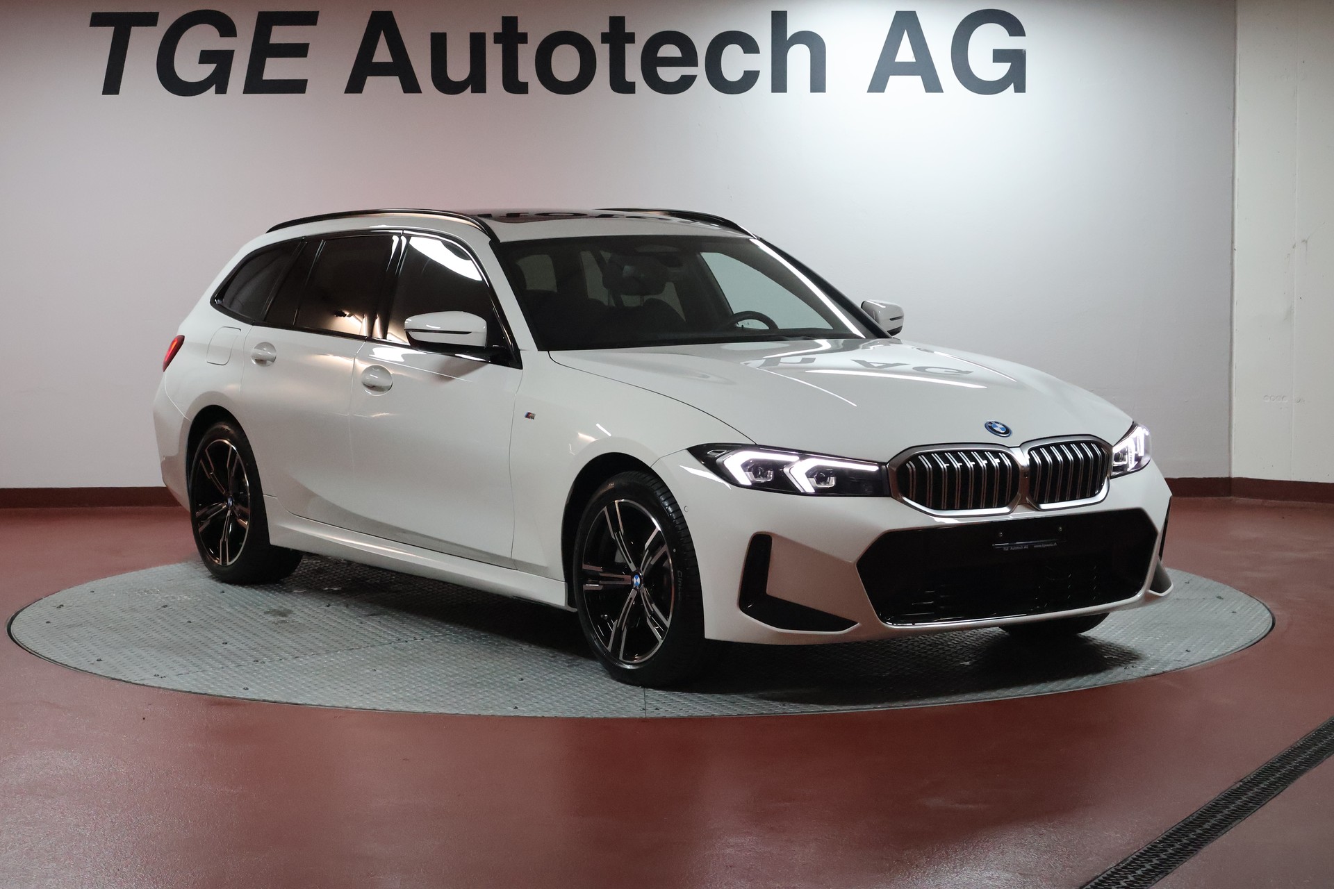 BMW 330e x DriveTouring Steptronic M Sport-image-3