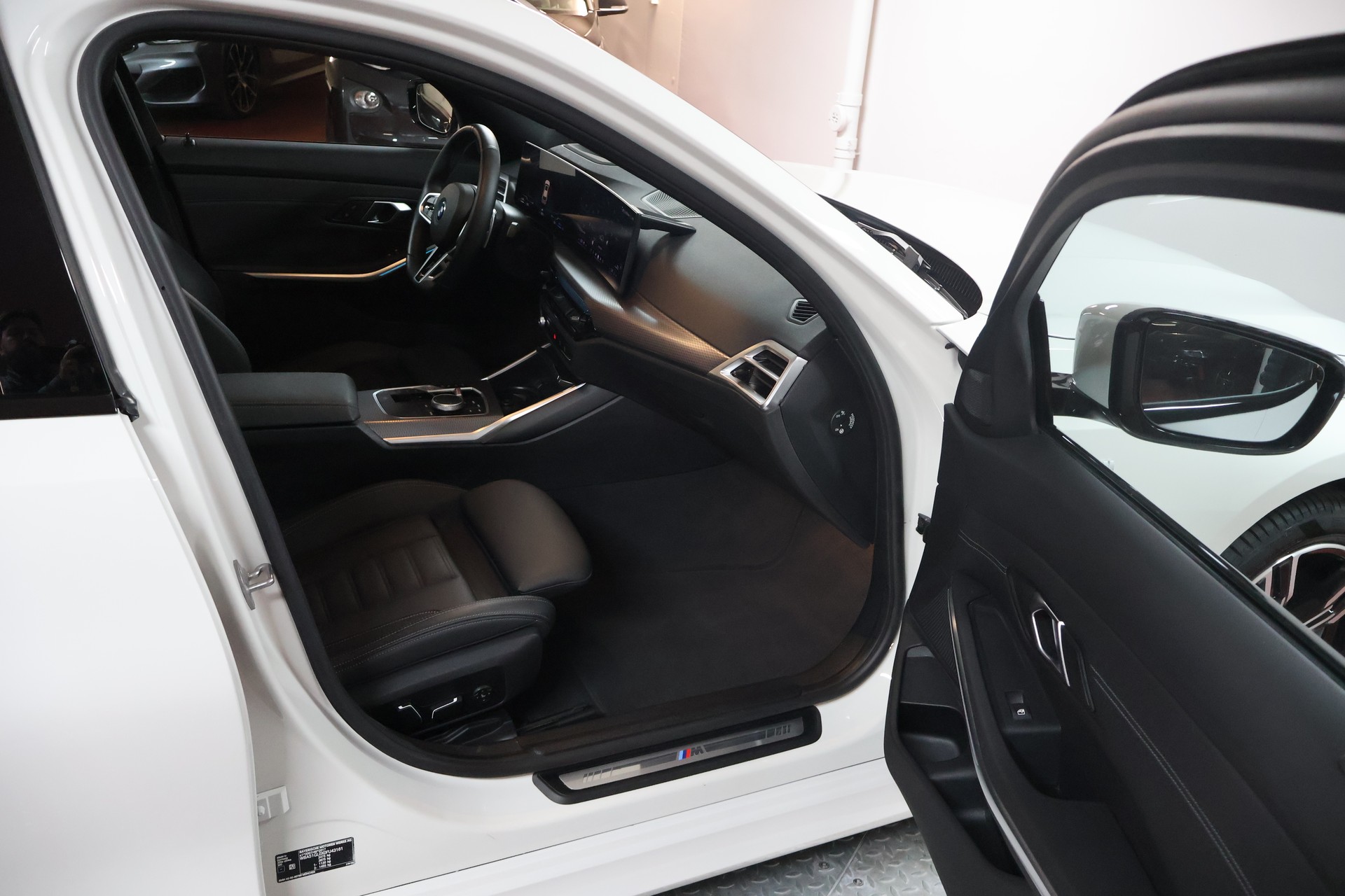 BMW 330e x DriveTouring Steptronic M Sport-image-14