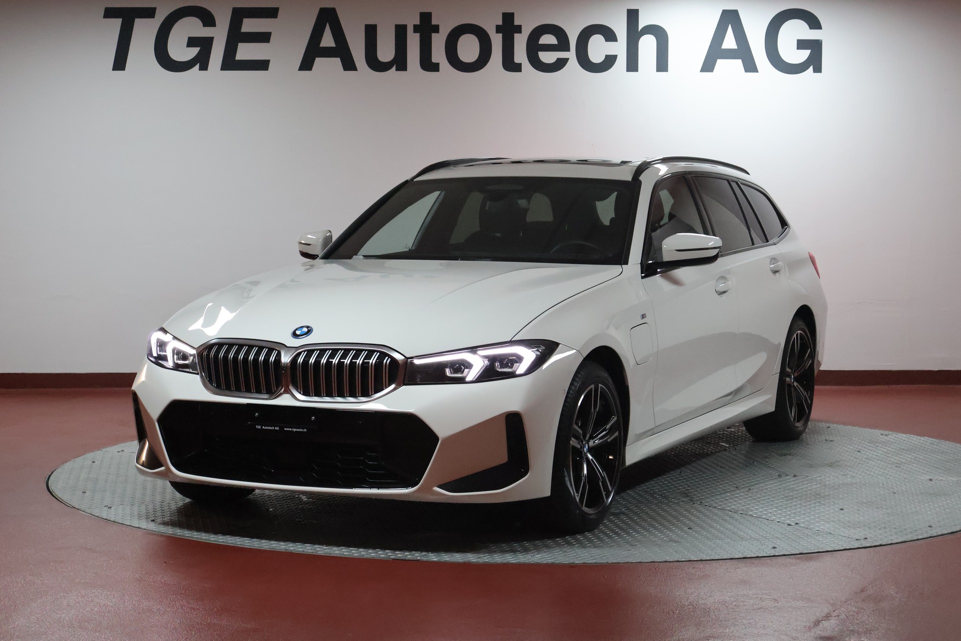 BMW 330e x DriveTouring Steptronic M Sport-image-1