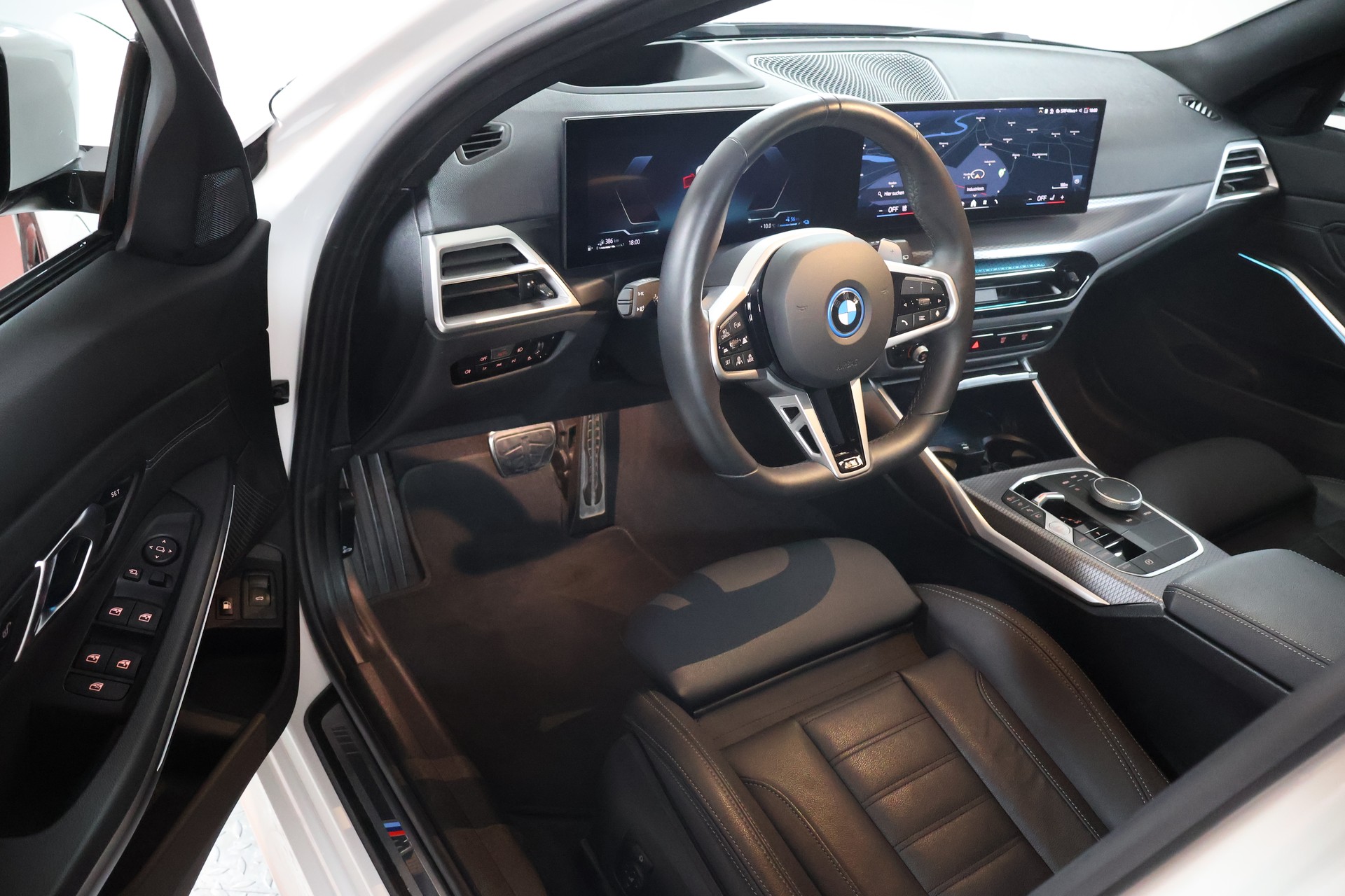 BMW 330e x DriveTouring Steptronic M Sport-image-8