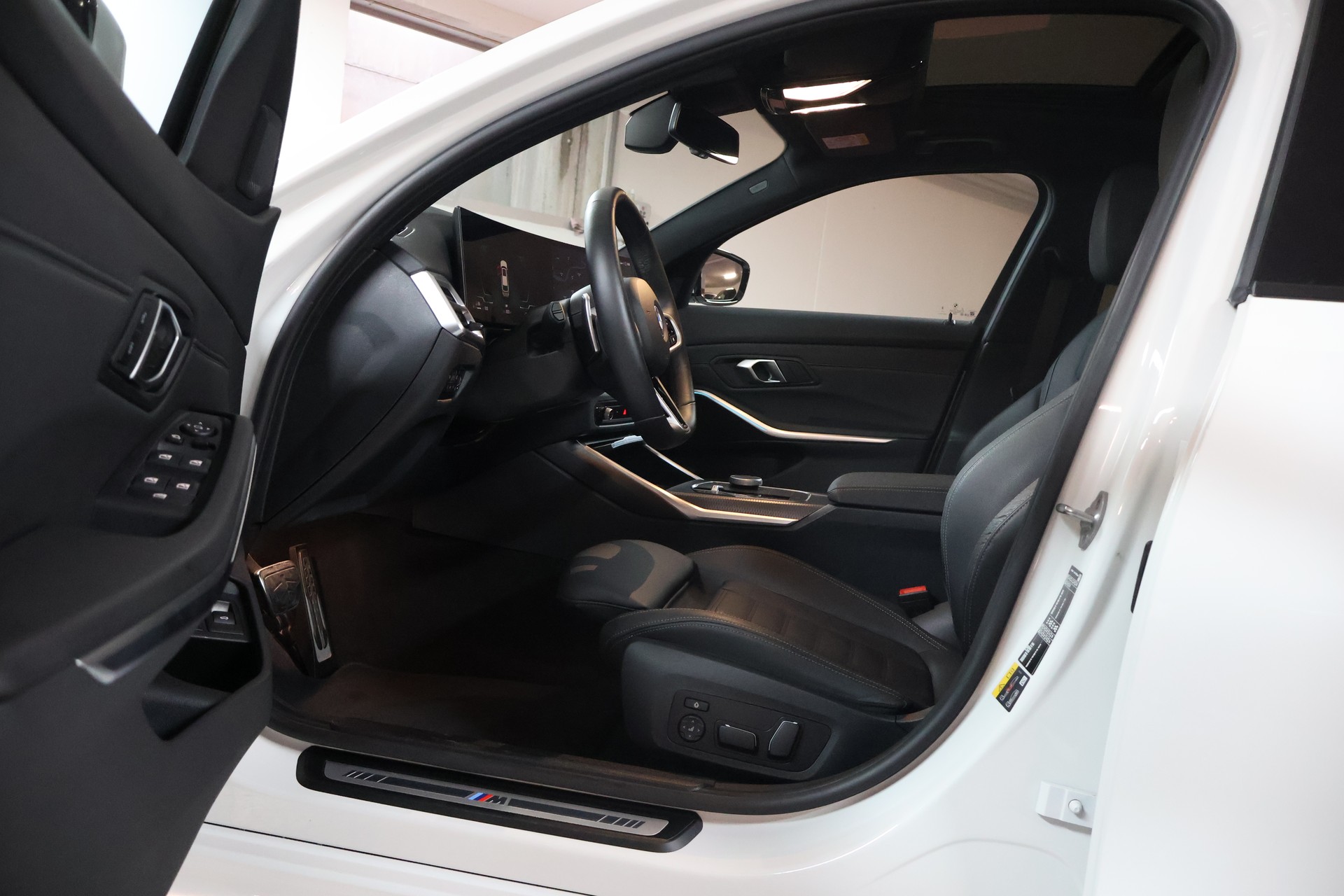BMW 330e x DriveTouring Steptronic M Sport-image-7