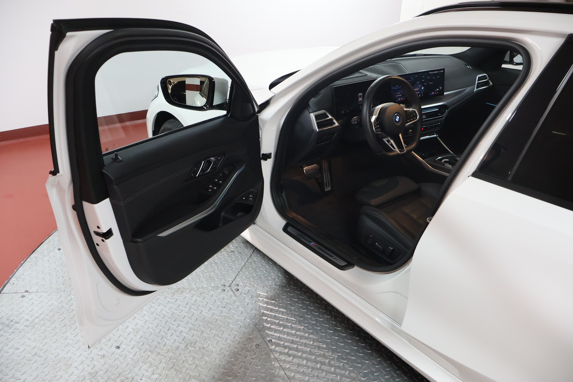 BMW 330e x DriveTouring Steptronic M Sport-image-5
