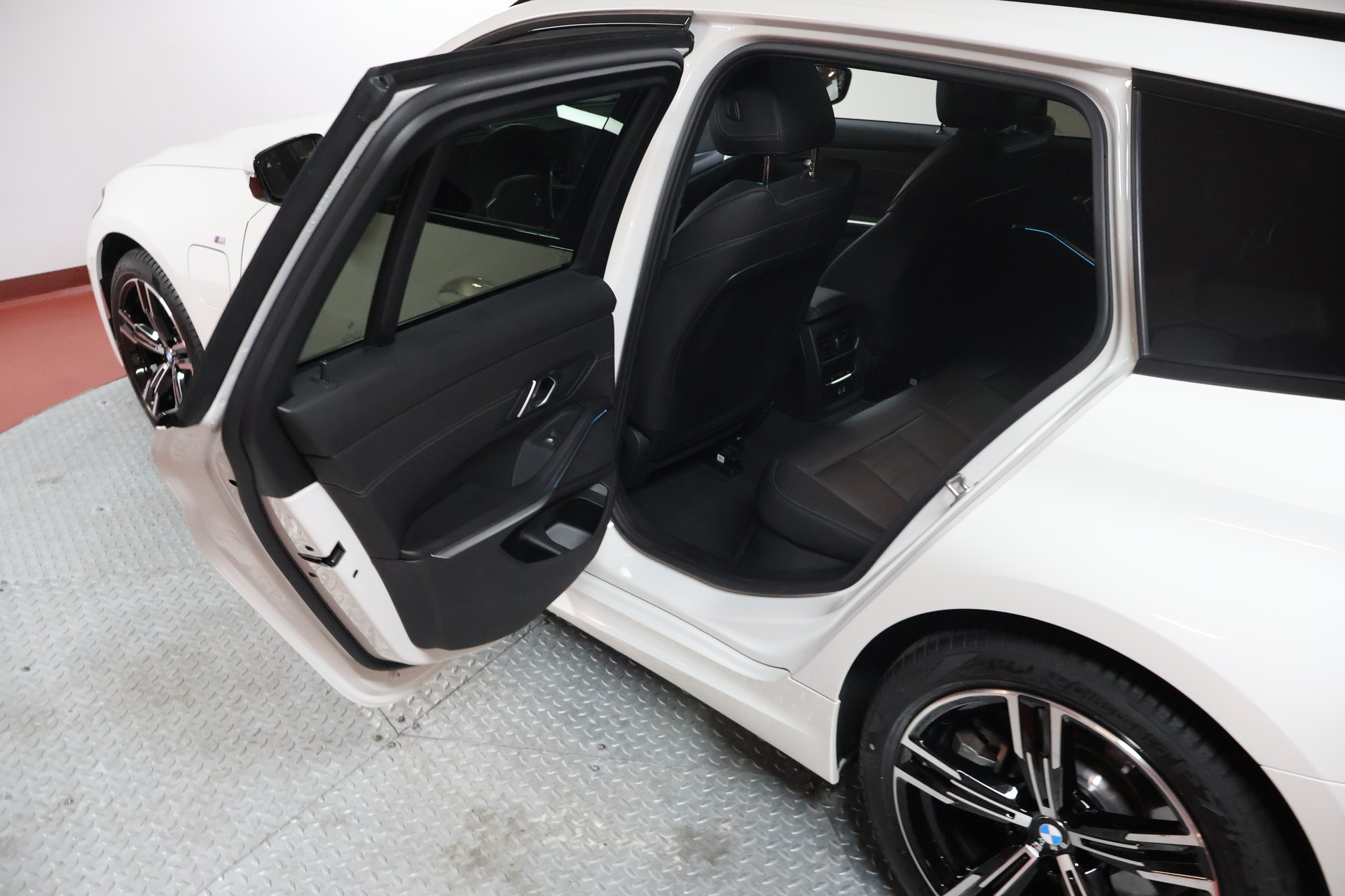 BMW 330e x DriveTouring Steptronic M Sport-image-16