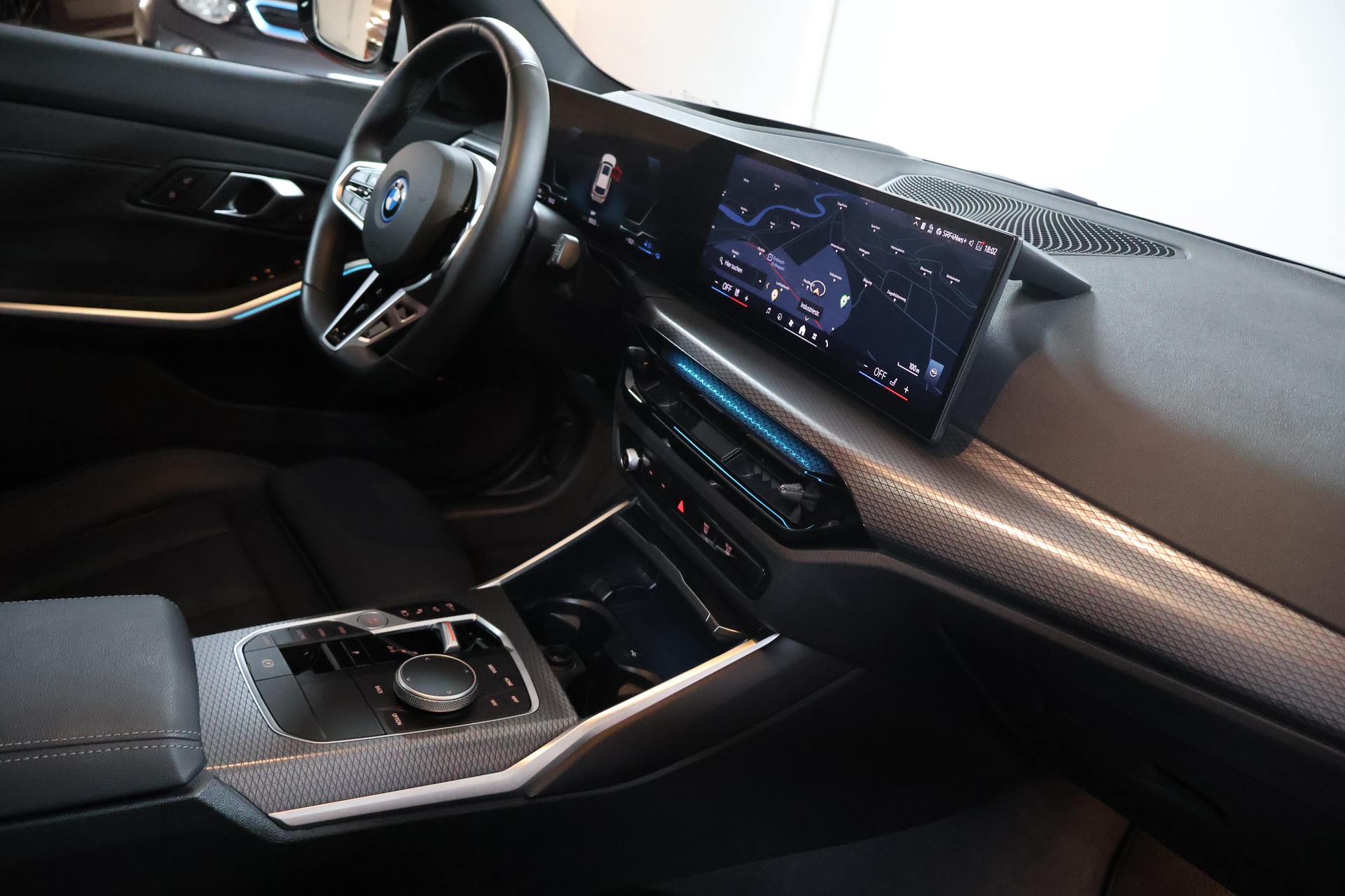 BMW 330e x DriveTouring Steptronic M Sport-image-11