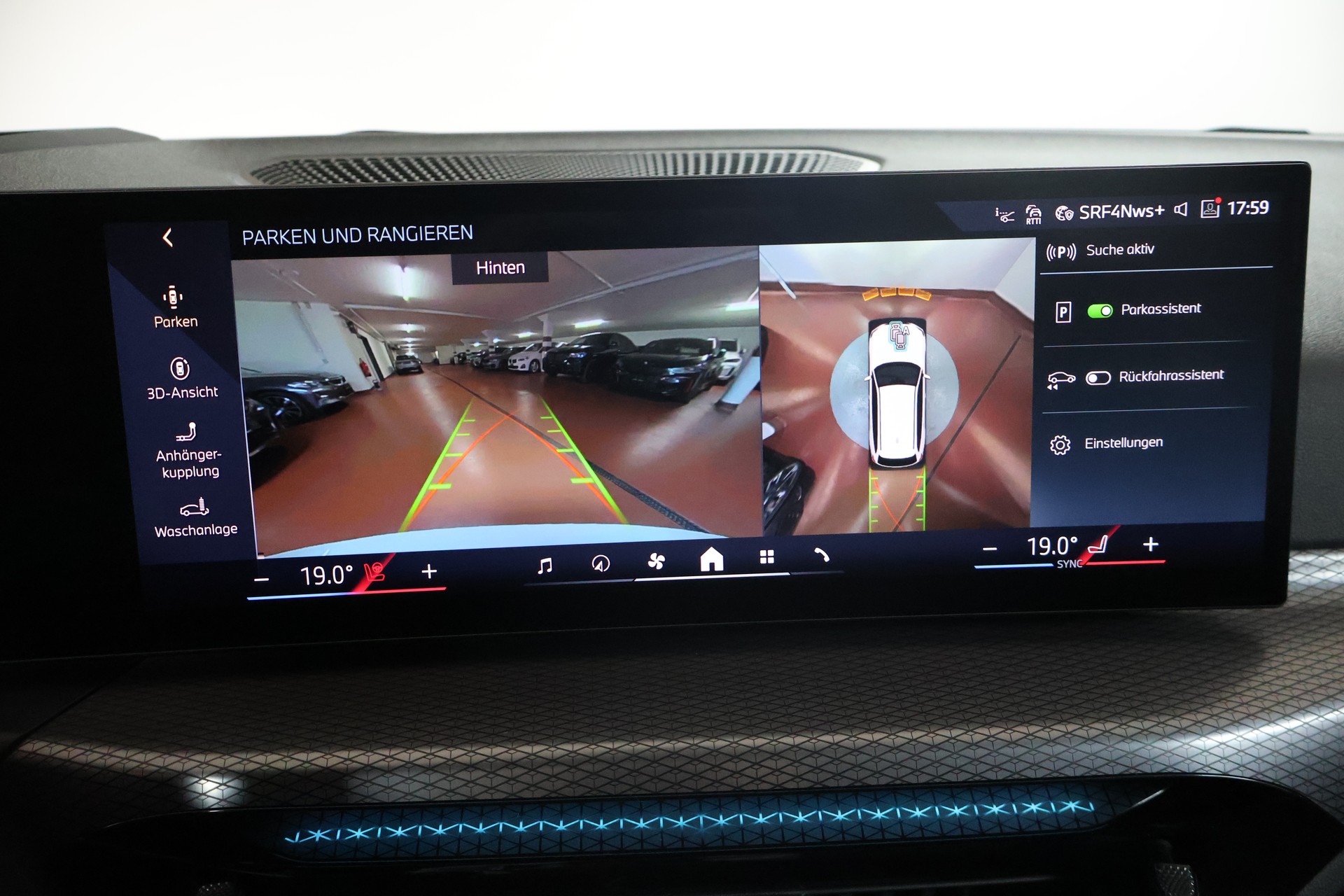 BMW 330e x DriveTouring Steptronic M Sport-image-13