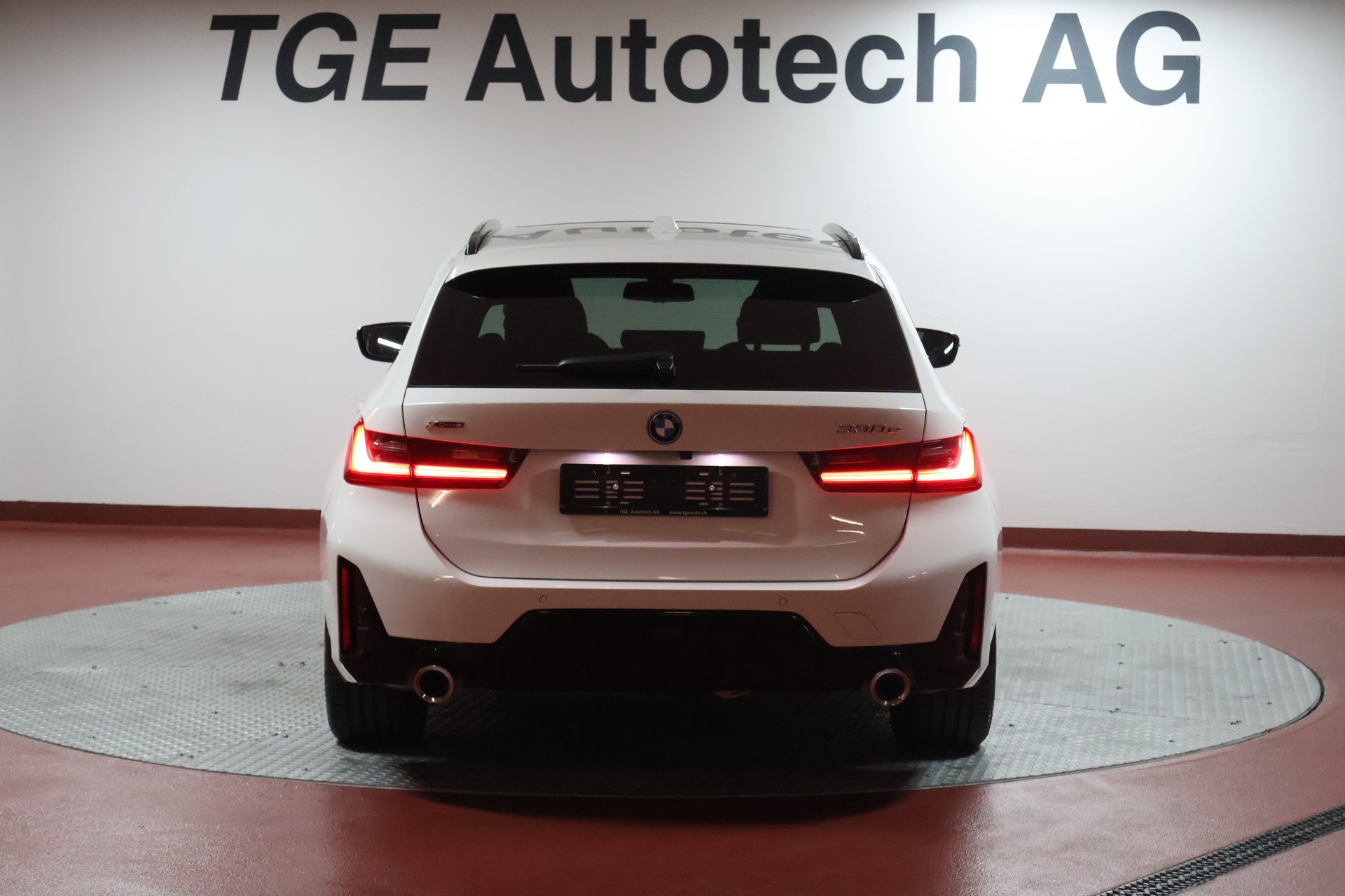 BMW 330e x DriveTouring Steptronic M Sport-image-23