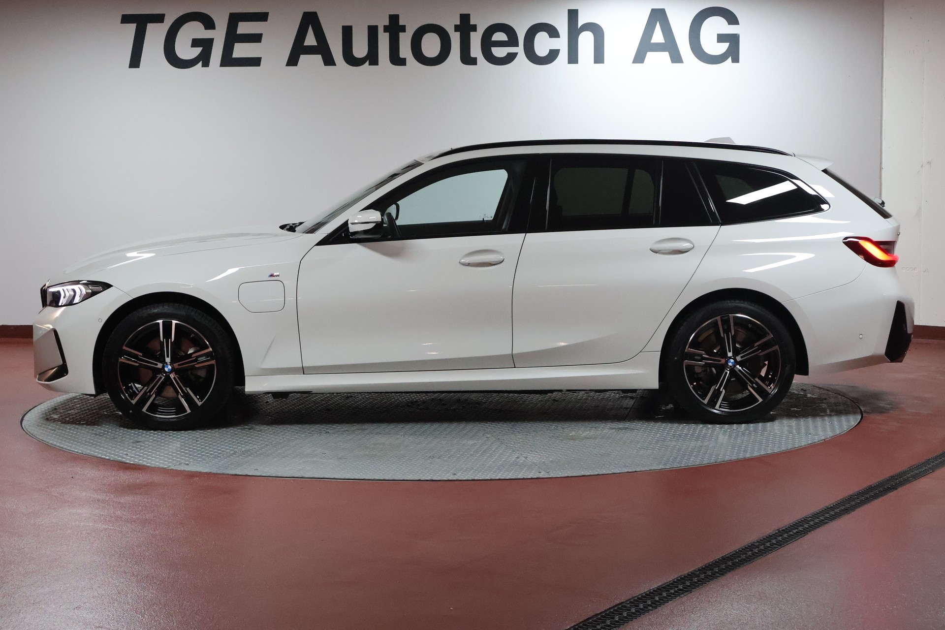 BMW 330e x DriveTouring Steptronic M Sport-image-4