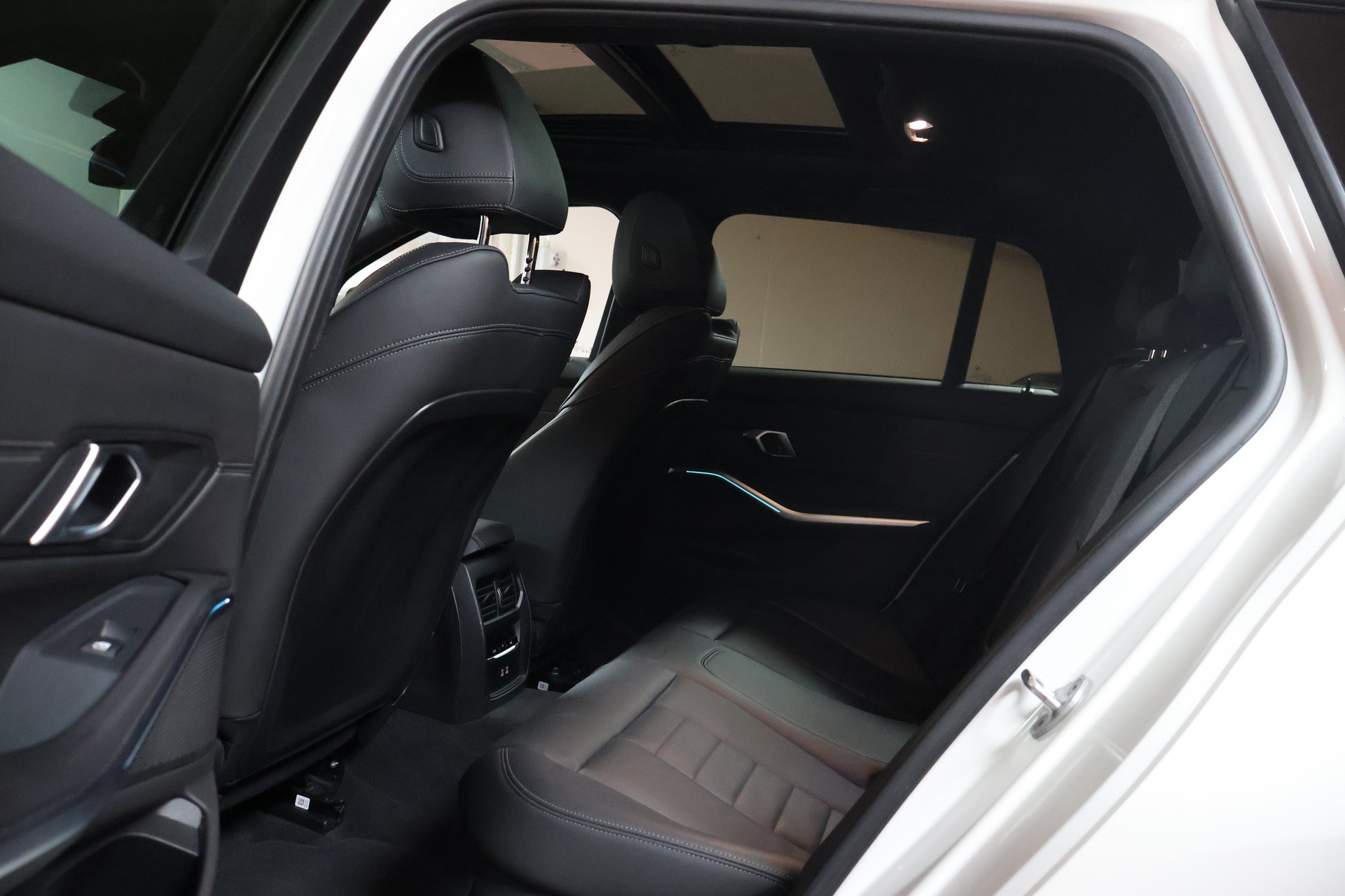 BMW 330e x DriveTouring Steptronic M Sport-image-19