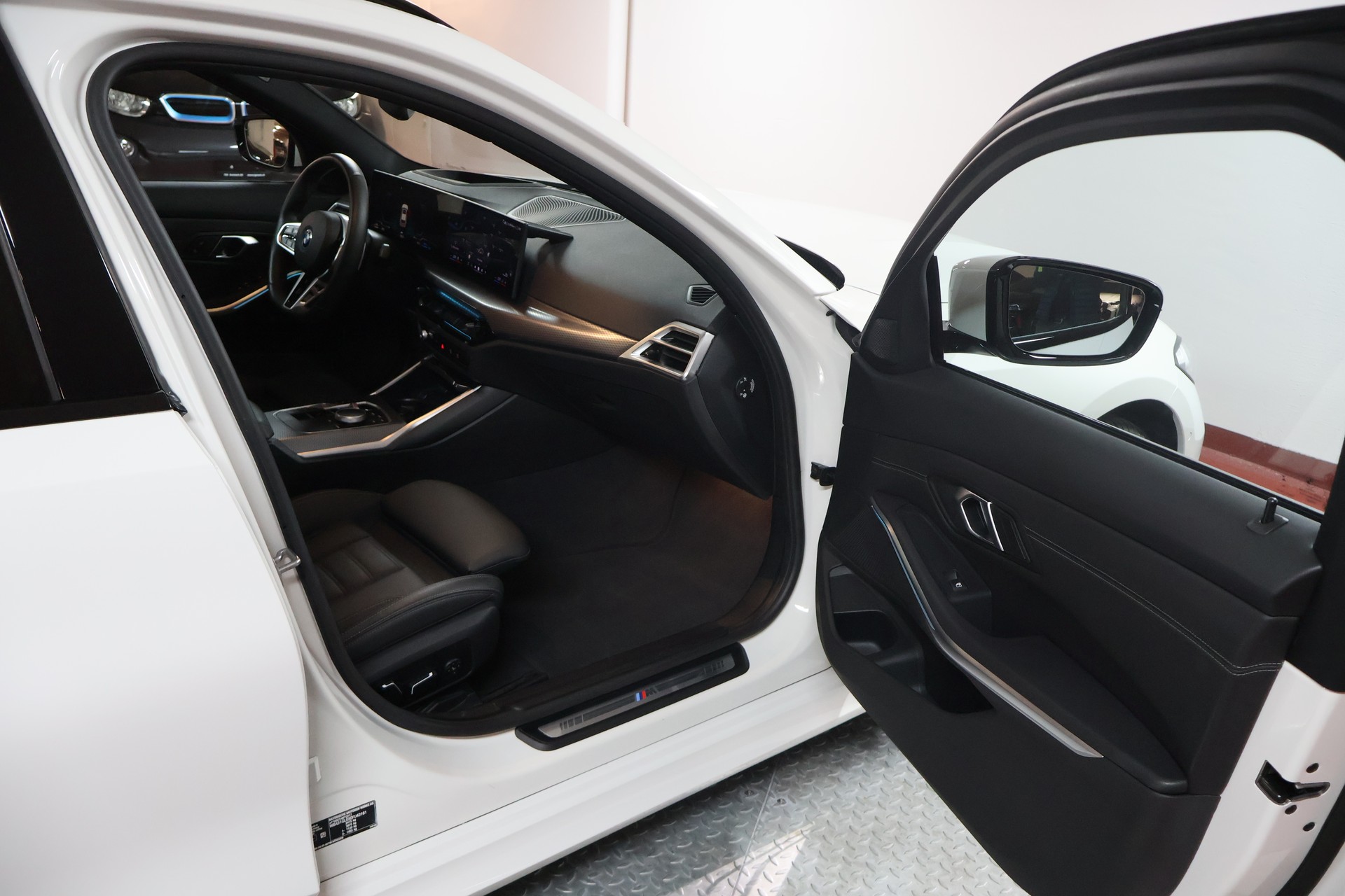 BMW 330e x DriveTouring Steptronic M Sport-image-15